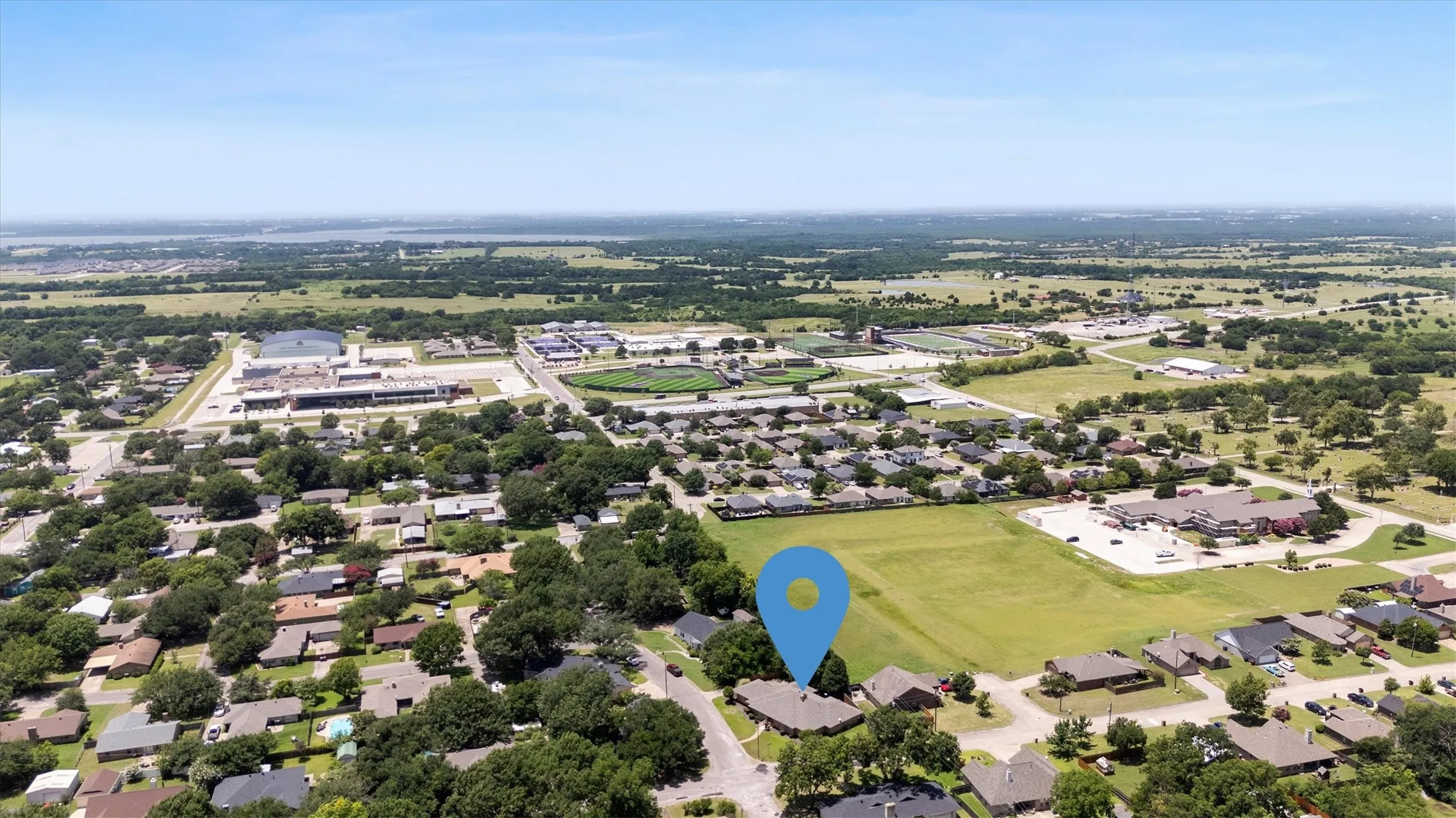 Single Family Residence For Sale in Collin County , 501 Jouette Street, Farmersville, Texas 75442, 4 Bedroom, 4 Bathroom, 2 Garage spaces, 2,996 Sqft, built in 1975, mls#21366334, Real Estate Agent in Farmersville, Homes For Sale in Collin county, Homes For Sale in Farmersville, Realtor in Farmersville Texas, Real Estate Brokerage Independent Realty Texas, Luminita Cordes Realtor
