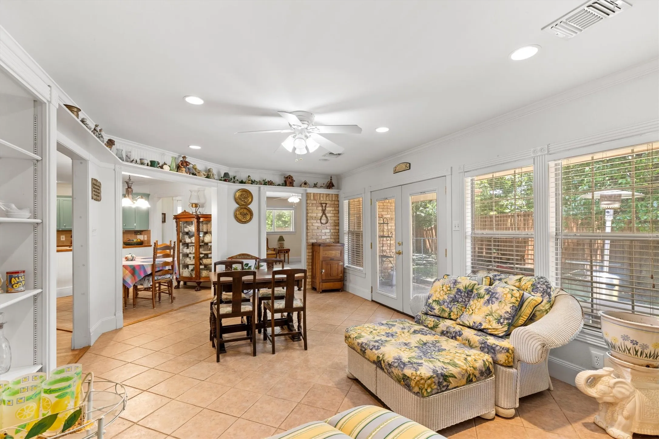 Single Family Residence For Sale in Collin County , 501 Jouette Street, Farmersville, Texas 75442, 4 Bedroom, 4 Bathroom, 2 Garage spaces, 2,996 Sqft, built in 1975, mls#21366334, Real Estate Agent in Farmersville, Homes For Sale in Collin county, Homes For Sale in Farmersville, Realtor in Farmersville Texas, Real Estate Brokerage Independent Realty Texas, Luminita Cordes Realtor