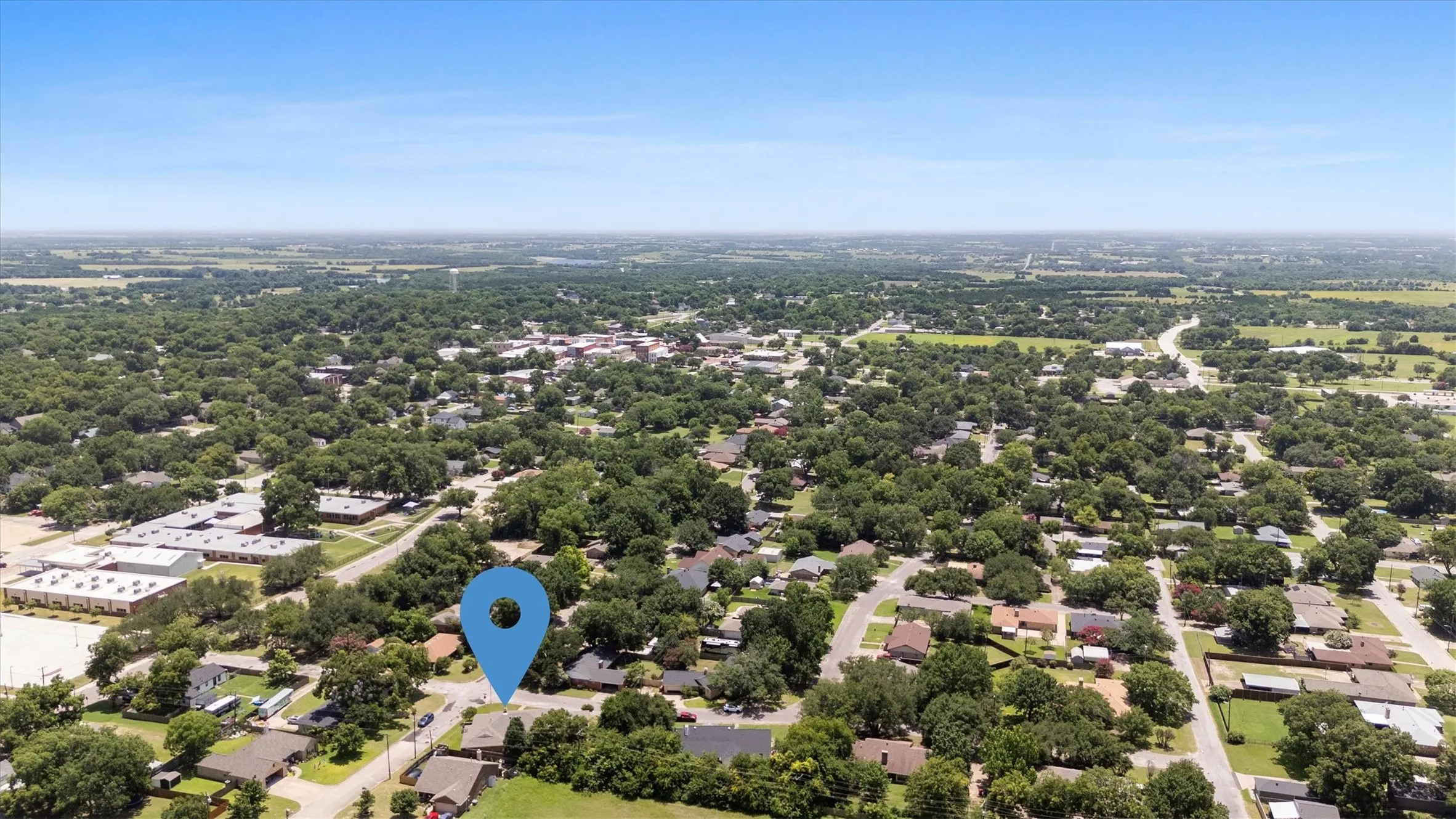 Single Family Residence For Sale in Collin County , 501 Jouette Street, Farmersville, Texas 75442, 4 Bedroom, 4 Bathroom, 2 Garage spaces, 2,996 Sqft, built in 1975, mls#21366334, Real Estate Agent in Farmersville, Homes For Sale in Collin county, Homes For Sale in Farmersville, Realtor in Farmersville Texas, Real Estate Brokerage Independent Realty Texas, Luminita Cordes Realtor
