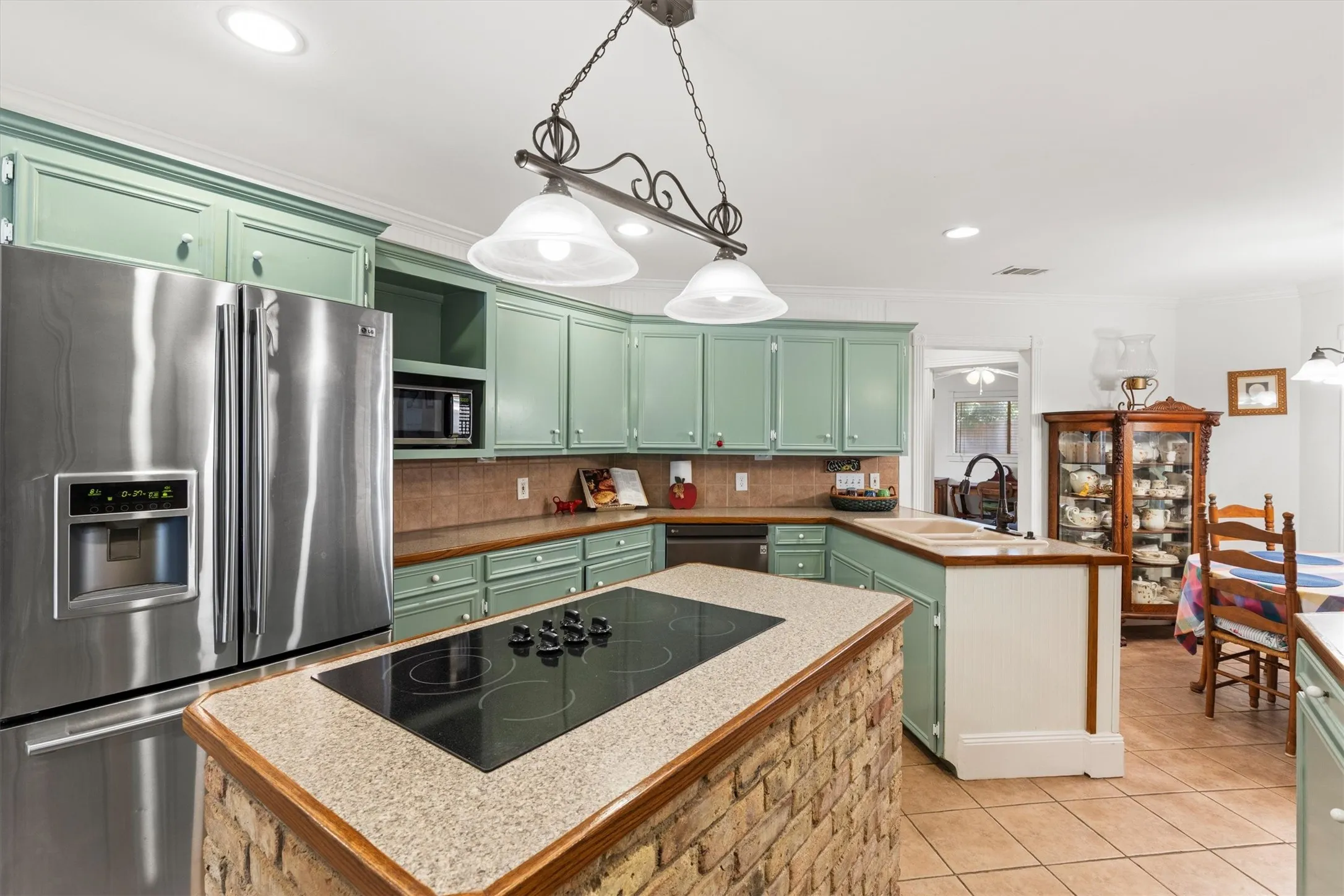Single Family Residence For Sale in Collin County , 501 Jouette Street, Farmersville, Texas 75442, 4 Bedroom, 4 Bathroom, 2 Garage spaces, 2,996 Sqft, built in 1975, mls#21366334, Real Estate Agent in Farmersville, Homes For Sale in Collin county, Homes For Sale in Farmersville, Realtor in Farmersville Texas, Real Estate Brokerage Independent Realty Texas, Luminita Cordes Realtor