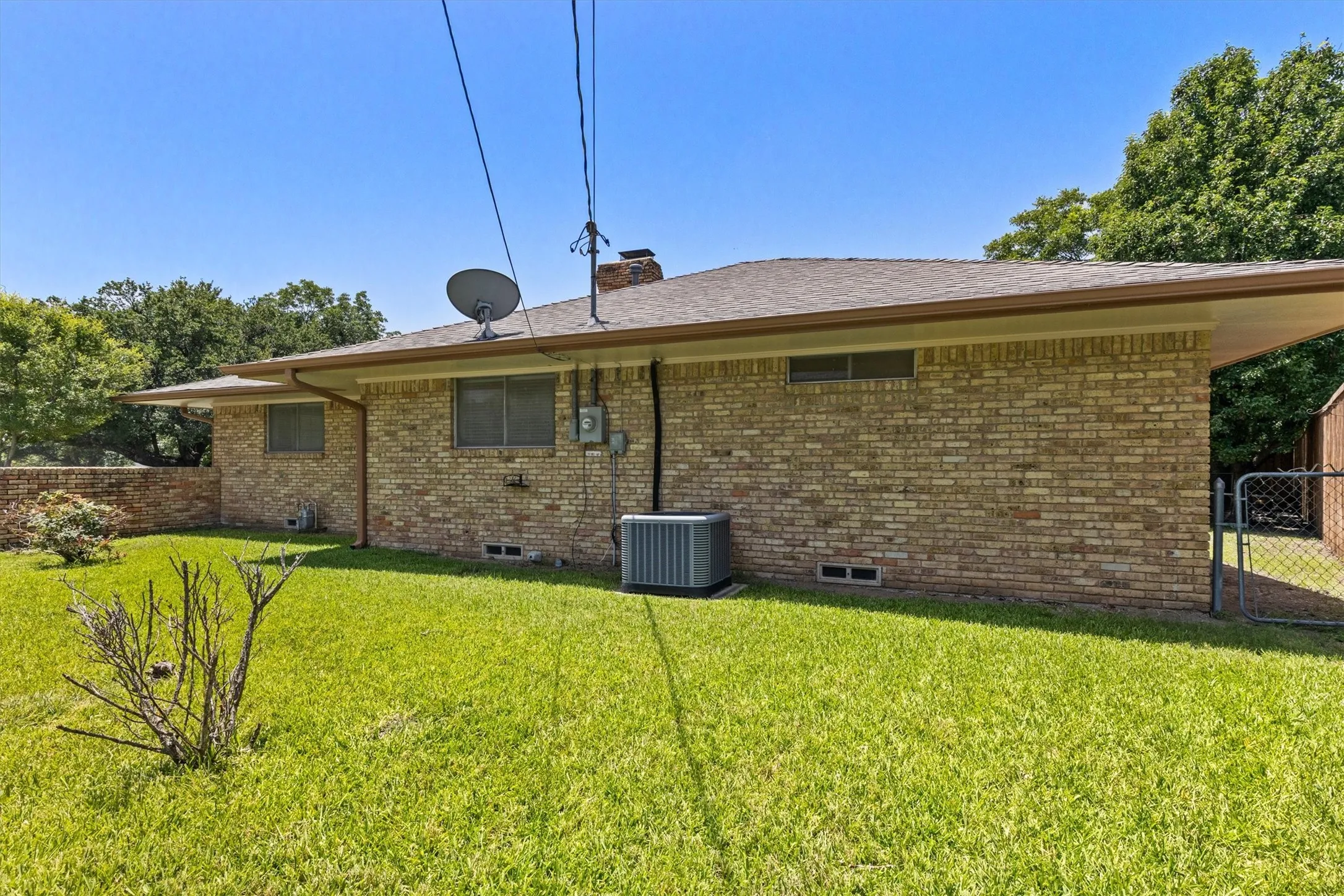 Single Family Residence For Sale in Collin County , 501 Jouette Street, Farmersville, Texas 75442, 4 Bedroom, 4 Bathroom, 2 Garage spaces, 2,996 Sqft, built in 1975, mls#21366334, Real Estate Agent in Farmersville, Homes For Sale in Collin county, Homes For Sale in Farmersville, Realtor in Farmersville Texas, Real Estate Brokerage Independent Realty Texas, Luminita Cordes Realtor