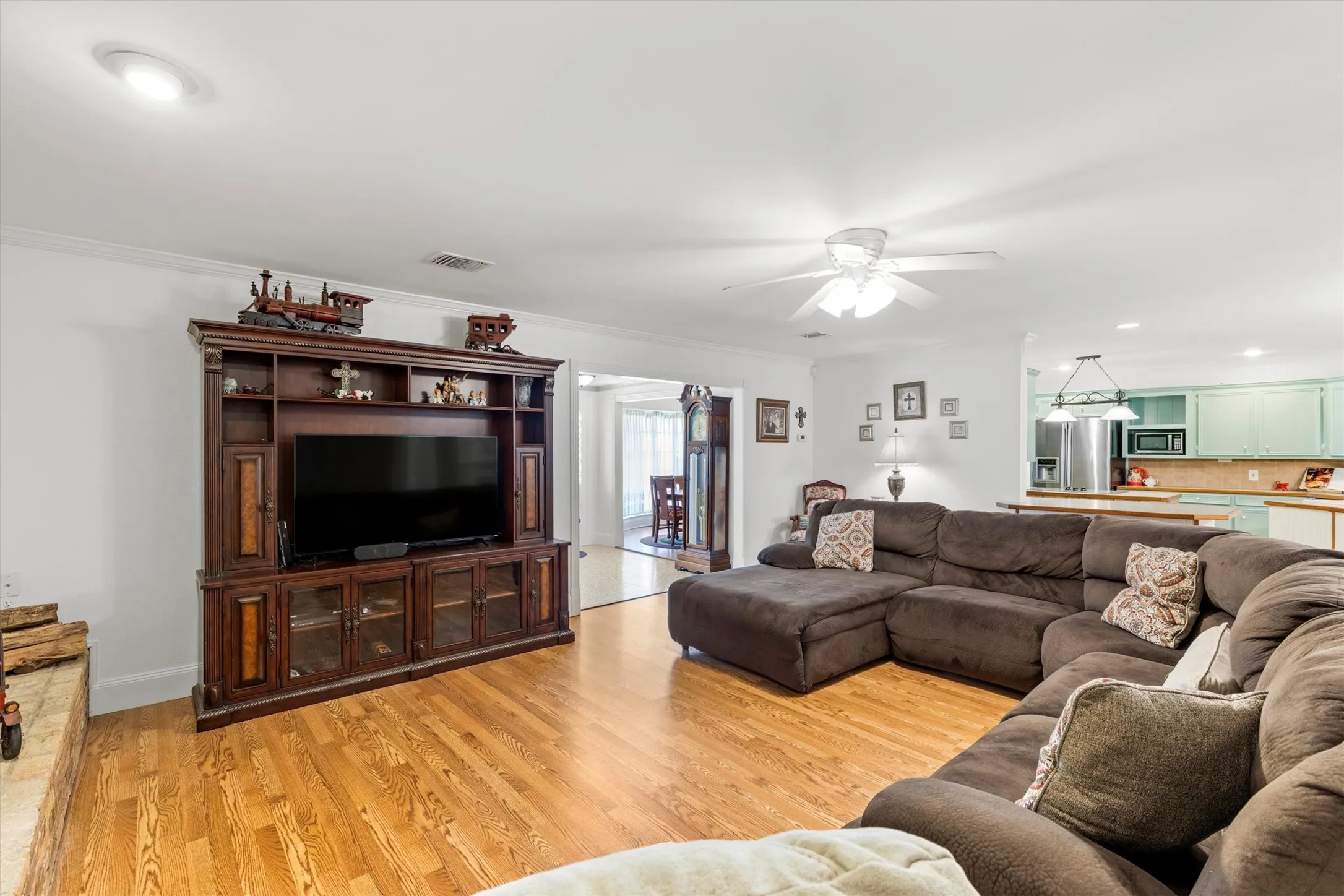 Single Family Residence For Sale in Collin County , 501 Jouette Street, Farmersville, Texas 75442, 4 Bedroom, 4 Bathroom, 2 Garage spaces, 2,996 Sqft, built in 1975, mls#21366334, Real Estate Agent in Farmersville, Homes For Sale in Collin county, Homes For Sale in Farmersville, Realtor in Farmersville Texas, Real Estate Brokerage Independent Realty Texas, Luminita Cordes Realtor