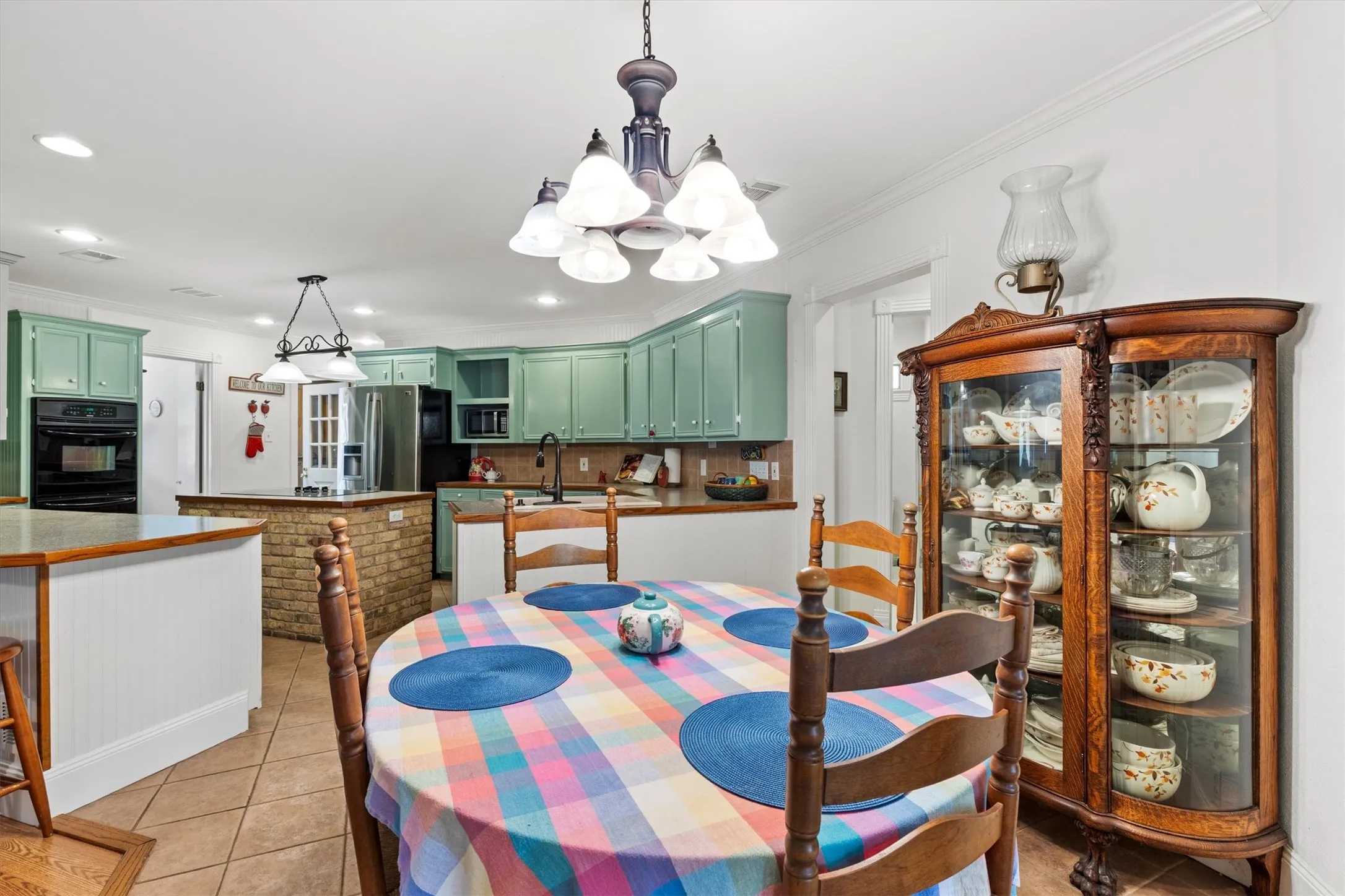 Single Family Residence For Sale in Collin County , 501 Jouette Street, Farmersville, Texas 75442, 4 Bedroom, 4 Bathroom, 2 Garage spaces, 2,996 Sqft, built in 1975, mls#21366334, Real Estate Agent in Farmersville, Homes For Sale in Collin county, Homes For Sale in Farmersville, Realtor in Farmersville Texas, Real Estate Brokerage Independent Realty Texas, Luminita Cordes Realtor