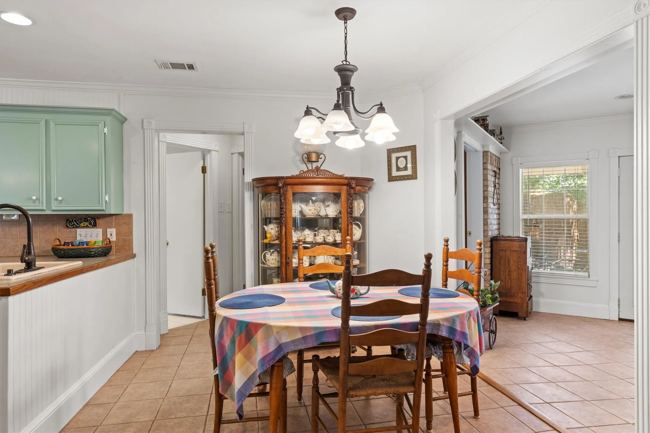 Single Family Residence For Sale in Collin County , 501 Jouette Street, Farmersville, Texas 75442, 4 Bedroom, 4 Bathroom, 2 Garage spaces, 2,996 Sqft, built in 1975, mls#21366334, Real Estate Agent in Farmersville, Homes For Sale in Collin county, Homes For Sale in Farmersville, Realtor in Farmersville Texas, Real Estate Brokerage Independent Realty Texas, Luminita Cordes Realtor