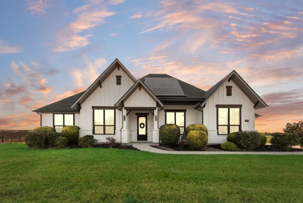 Single Family Residence For Sale in Ellis County , 481 Ike Road, Waxahachie, Texas 75165, 4 Bedroom, 5 Bathroom, 2 Garage spaces, 3,353 Sqft, built in 2021, mls#21380626, Real Estate Agent in Waxahachie, Homes For Sale in Ellis county, Homes For Sale in Waxahachie, Realtor in Waxahachie Texas, Real Estate Brokerage Independent Realty Texas, Luminita Cordes Realtor