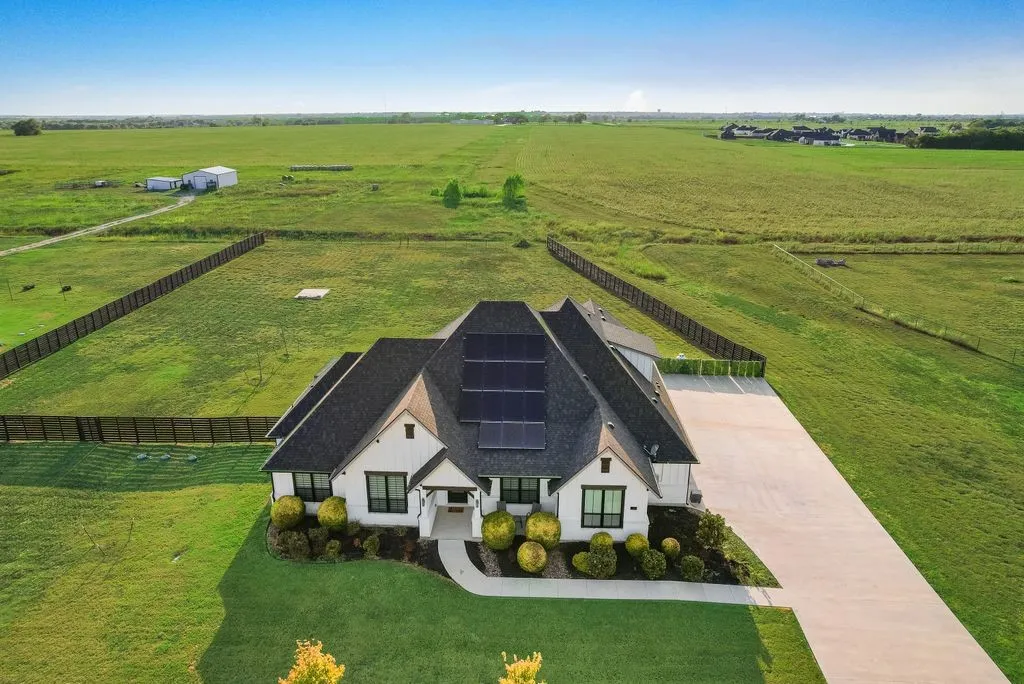 Single Family Residence For Sale in Ellis County , 481 Ike Road, Waxahachie, Texas 75165, 4 Bedroom, 5 Bathroom, 2 Garage spaces, 3,353 Sqft, built in 2021, mls#21380626, Real Estate Agent in Waxahachie, Homes For Sale in Ellis county, Homes For Sale in Waxahachie, Realtor in Waxahachie Texas, Real Estate Brokerage Independent Realty Texas, Luminita Cordes Realtor