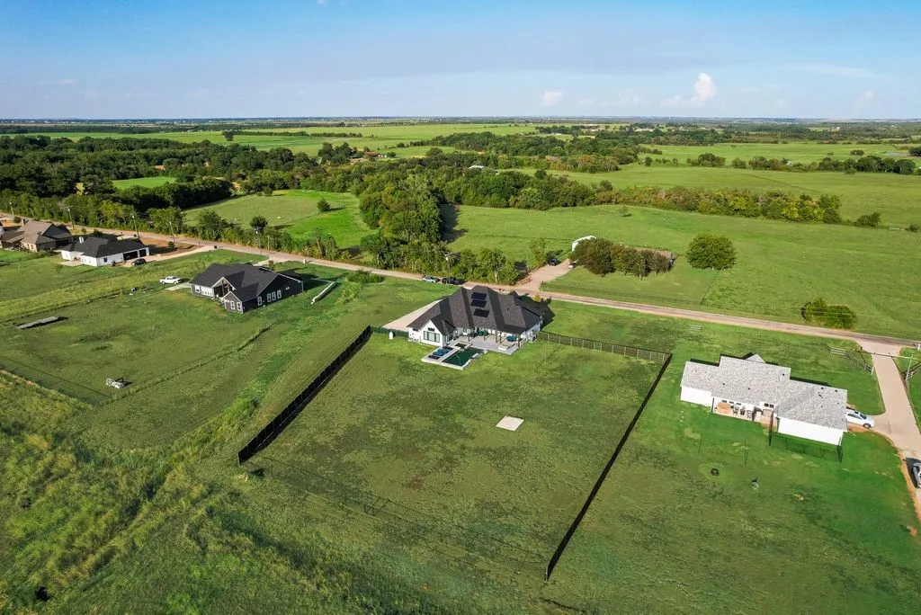 Single Family Residence For Sale in Ellis County , 481 Ike Road, Waxahachie, Texas 75165, 4 Bedroom, 5 Bathroom, 2 Garage spaces, 3,353 Sqft, built in 2021, mls#21380626, Real Estate Agent in Waxahachie, Homes For Sale in Ellis county, Homes For Sale in Waxahachie, Realtor in Waxahachie Texas, Real Estate Brokerage Independent Realty Texas, Luminita Cordes Realtor