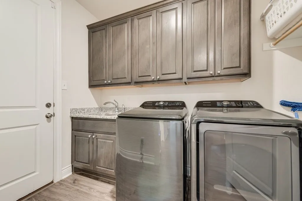 Single Family Residence For Sale in Ellis County , 481 Ike Road, Waxahachie, Texas 75165, 4 Bedroom, 5 Bathroom, 2 Garage spaces, 3,353 Sqft, built in 2021, mls#21380626, Real Estate Agent in Waxahachie, Homes For Sale in Ellis county, Homes For Sale in Waxahachie, Realtor in Waxahachie Texas, Real Estate Brokerage Independent Realty Texas, Luminita Cordes Realtor