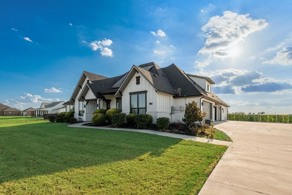 Single Family Residence For Sale in Ellis County , 481 Ike Road, Waxahachie, Texas 75165, 4 Bedroom, 5 Bathroom, 2 Garage spaces, 3,353 Sqft, built in 2021, mls#21380626, Real Estate Agent in Waxahachie, Homes For Sale in Ellis county, Homes For Sale in Waxahachie, Realtor in Waxahachie Texas, Real Estate Brokerage Independent Realty Texas, Luminita Cordes Realtor