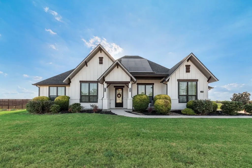 Single Family Residence For Sale in Ellis County , 481 Ike Road, Waxahachie, Texas 75165, 4 Bedroom, 5 Bathroom, 2 Garage spaces, 3,353 Sqft, built in 2021, mls#21380626, Real Estate Agent in Waxahachie, Homes For Sale in Ellis county, Homes For Sale in Waxahachie, Realtor in Waxahachie Texas, Real Estate Brokerage Independent Realty Texas, Luminita Cordes Realtor
