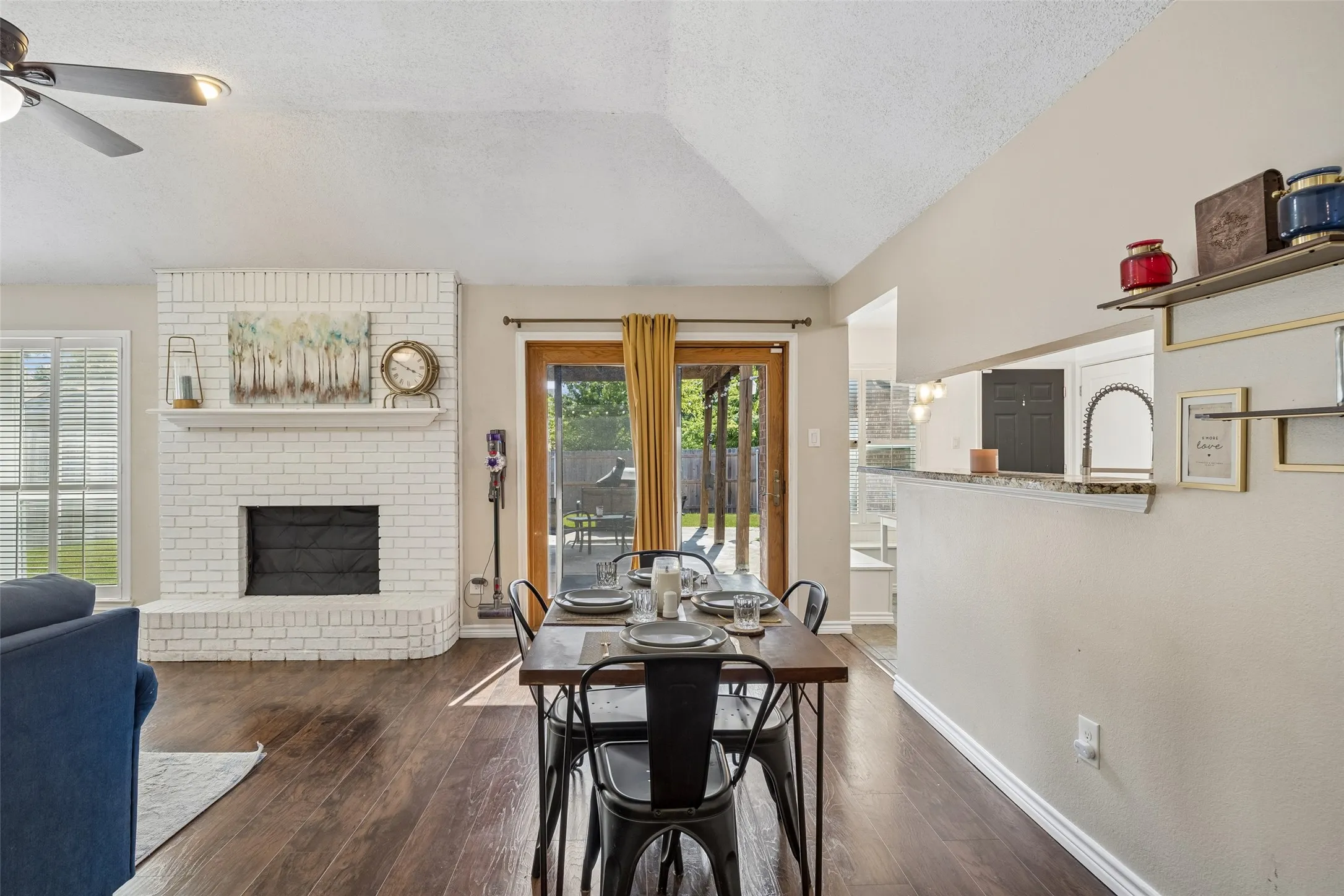 Single Family Residence For Sale in Dallas County , 626 Echo Drive, Garland, Texas 75040, 3 Bedroom, 2 Bathroom, 2 Garage spaces, 1,707 Sqft, built in 1986, mls#21380672, Real Estate Agent in Garland, Homes For Sale in Dallas county, Homes For Sale in Garland, Realtor in Garland Texas, Real Estate Brokerage Independent Realty Texas, Luminita Cordes Realtor