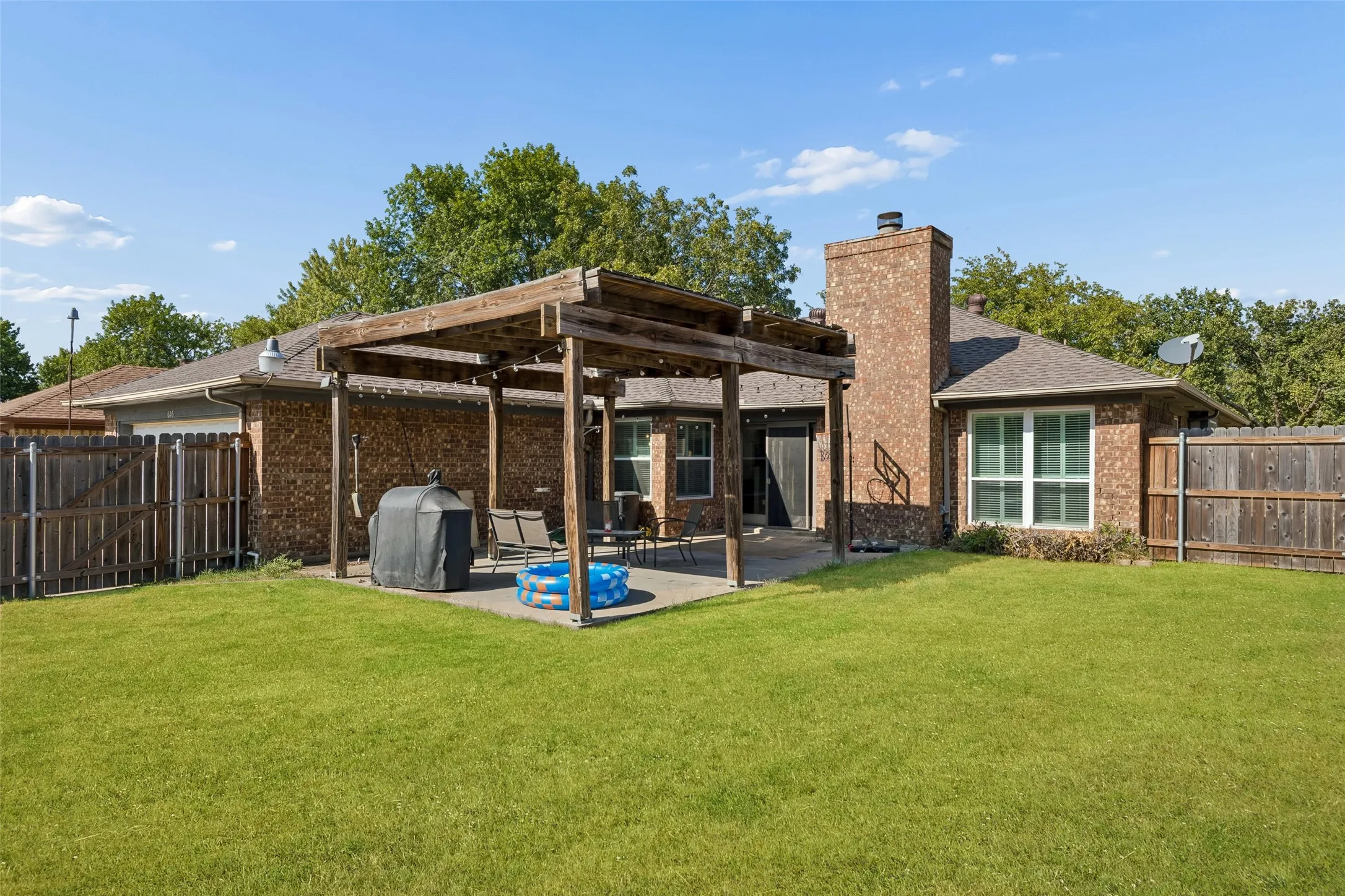 Single Family Residence For Sale in Dallas County , 626 Echo Drive, Garland, Texas 75040, 3 Bedroom, 2 Bathroom, 2 Garage spaces, 1,707 Sqft, built in 1986, mls#21380672, Real Estate Agent in Garland, Homes For Sale in Dallas county, Homes For Sale in Garland, Realtor in Garland Texas, Real Estate Brokerage Independent Realty Texas, Luminita Cordes Realtor