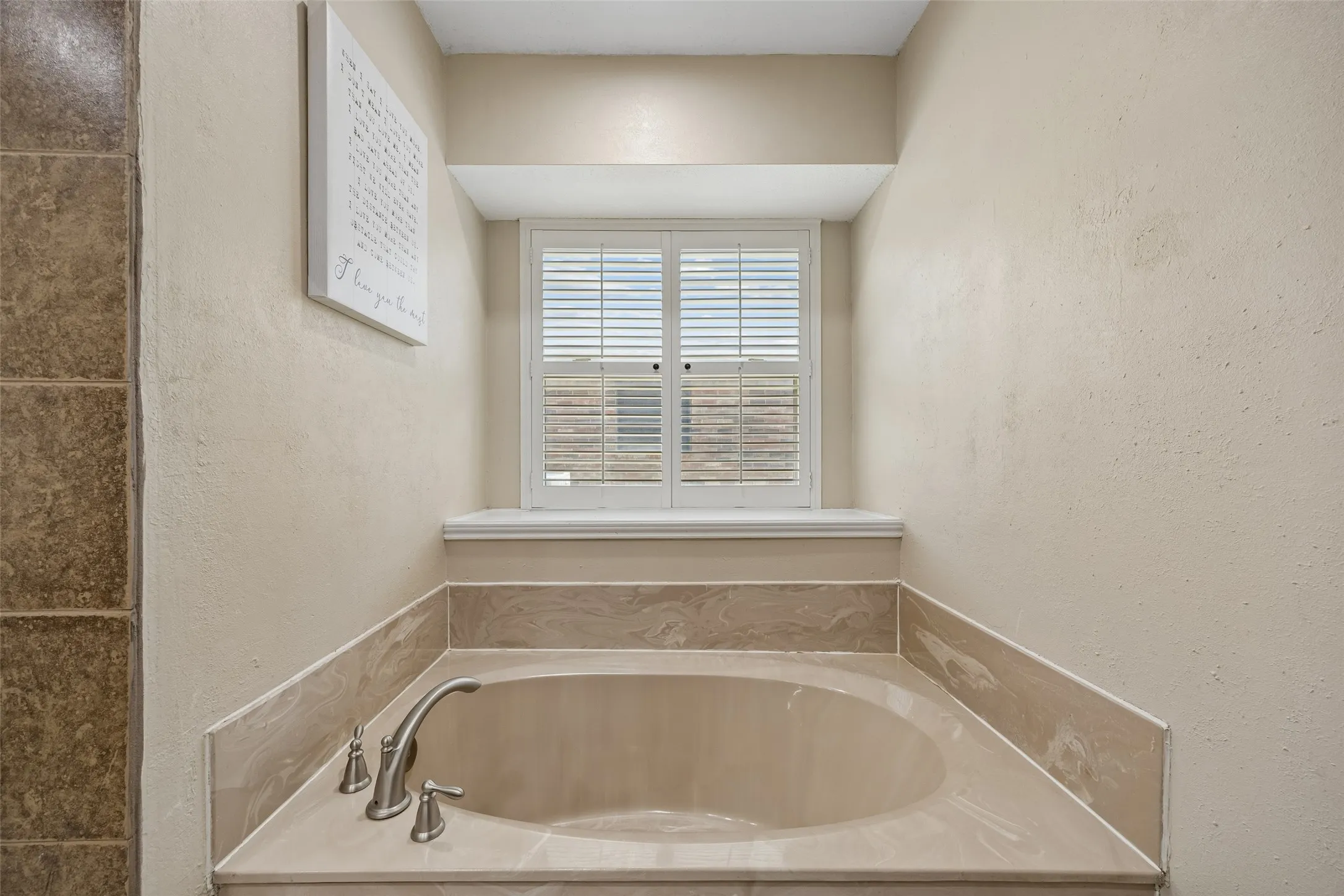 Single Family Residence For Sale in Dallas County , 626 Echo Drive, Garland, Texas 75040, 3 Bedroom, 2 Bathroom, 2 Garage spaces, 1,707 Sqft, built in 1986, mls#21380672, Real Estate Agent in Garland, Homes For Sale in Dallas county, Homes For Sale in Garland, Realtor in Garland Texas, Real Estate Brokerage Independent Realty Texas, Luminita Cordes Realtor