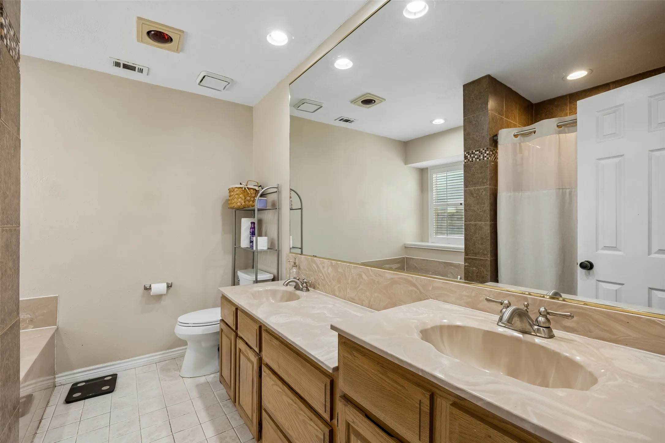 Single Family Residence For Sale in Dallas County , 626 Echo Drive, Garland, Texas 75040, 3 Bedroom, 2 Bathroom, 2 Garage spaces, 1,707 Sqft, built in 1986, mls#21380672, Real Estate Agent in Garland, Homes For Sale in Dallas county, Homes For Sale in Garland, Realtor in Garland Texas, Real Estate Brokerage Independent Realty Texas, Luminita Cordes Realtor
