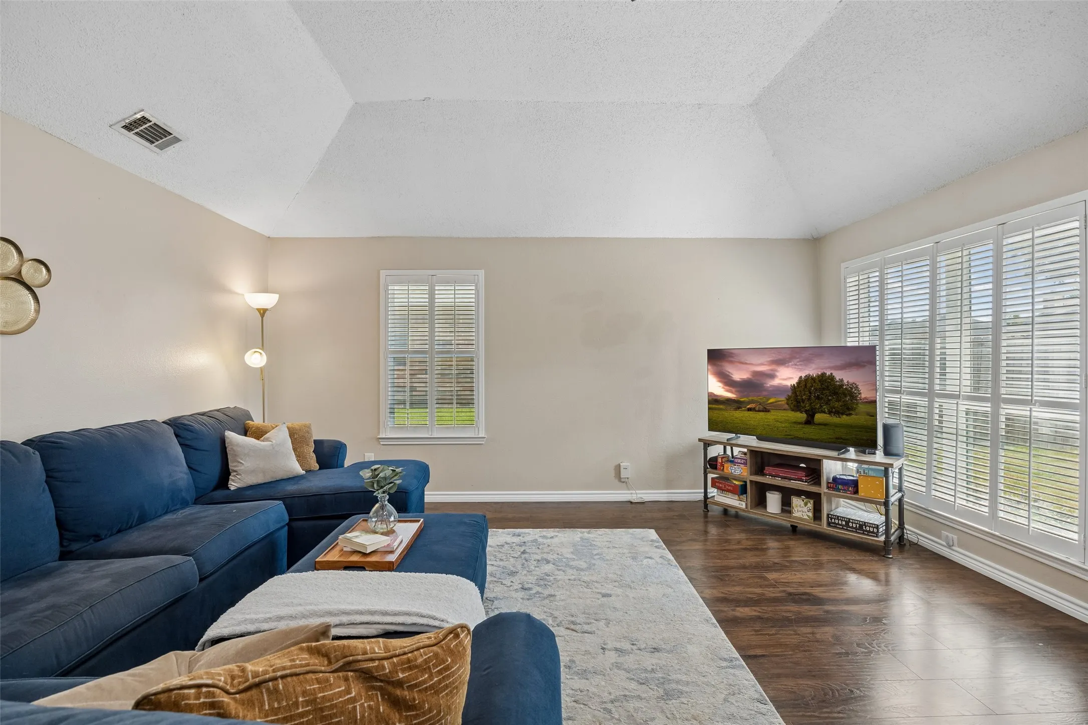 Single Family Residence For Sale in Dallas County , 626 Echo Drive, Garland, Texas 75040, 3 Bedroom, 2 Bathroom, 2 Garage spaces, 1,707 Sqft, built in 1986, mls#21380672, Real Estate Agent in Garland, Homes For Sale in Dallas county, Homes For Sale in Garland, Realtor in Garland Texas, Real Estate Brokerage Independent Realty Texas, Luminita Cordes Realtor