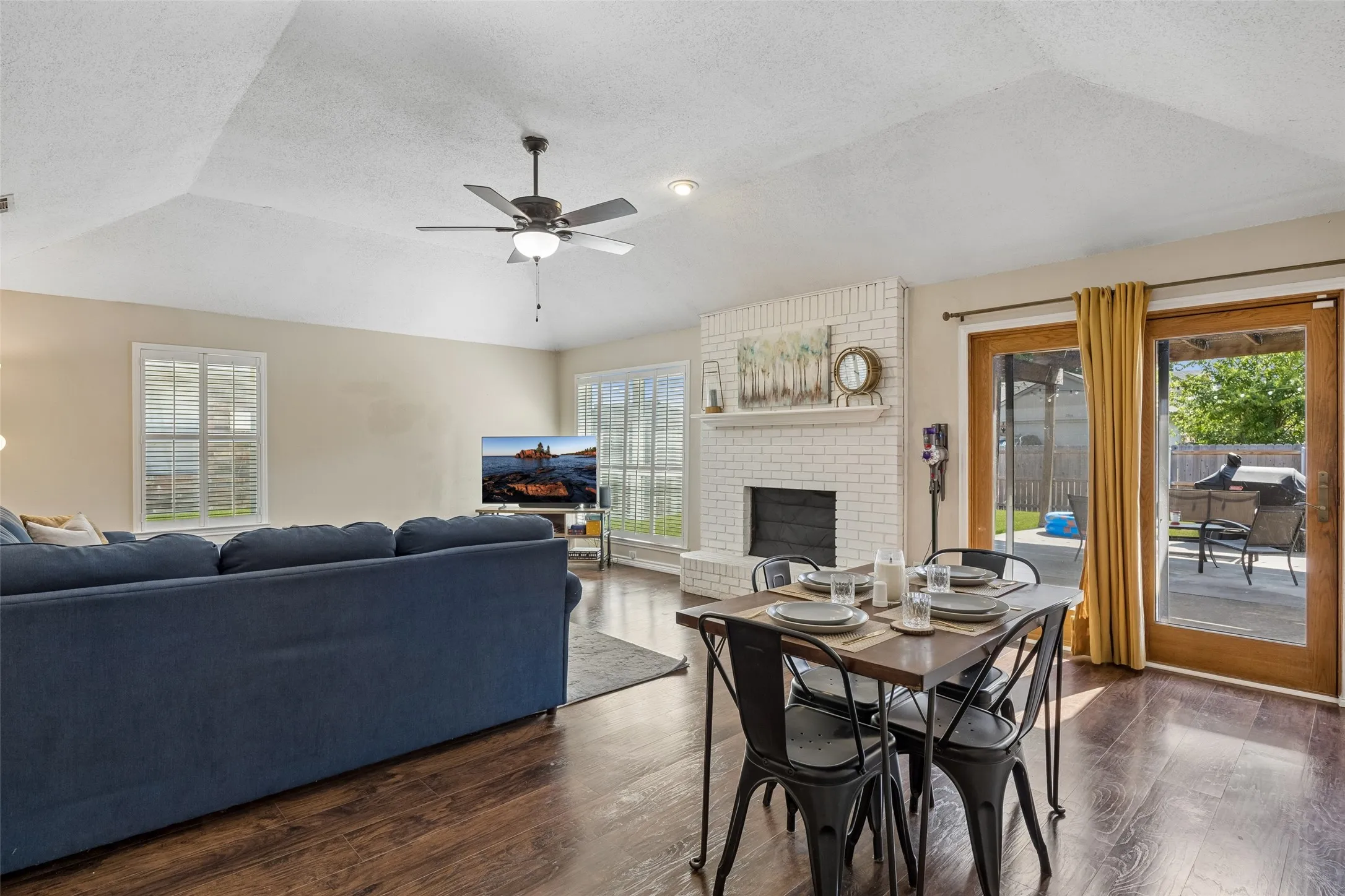 Single Family Residence For Sale in Dallas County , 626 Echo Drive, Garland, Texas 75040, 3 Bedroom, 2 Bathroom, 2 Garage spaces, 1,707 Sqft, built in 1986, mls#21380672, Real Estate Agent in Garland, Homes For Sale in Dallas county, Homes For Sale in Garland, Realtor in Garland Texas, Real Estate Brokerage Independent Realty Texas, Luminita Cordes Realtor