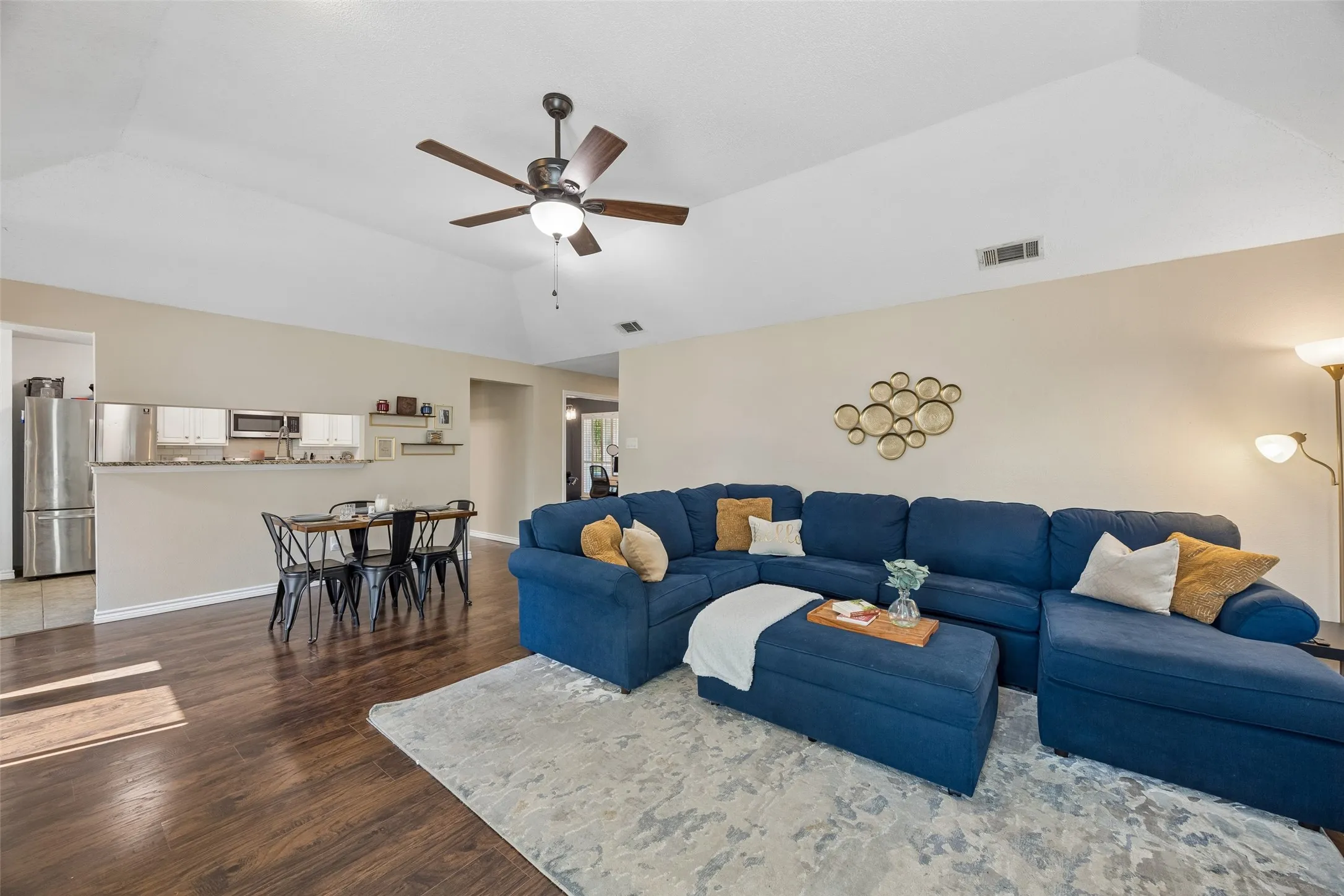 Single Family Residence For Sale in Dallas County , 626 Echo Drive, Garland, Texas 75040, 3 Bedroom, 2 Bathroom, 2 Garage spaces, 1,707 Sqft, built in 1986, mls#21380672, Real Estate Agent in Garland, Homes For Sale in Dallas county, Homes For Sale in Garland, Realtor in Garland Texas, Real Estate Brokerage Independent Realty Texas, Luminita Cordes Realtor