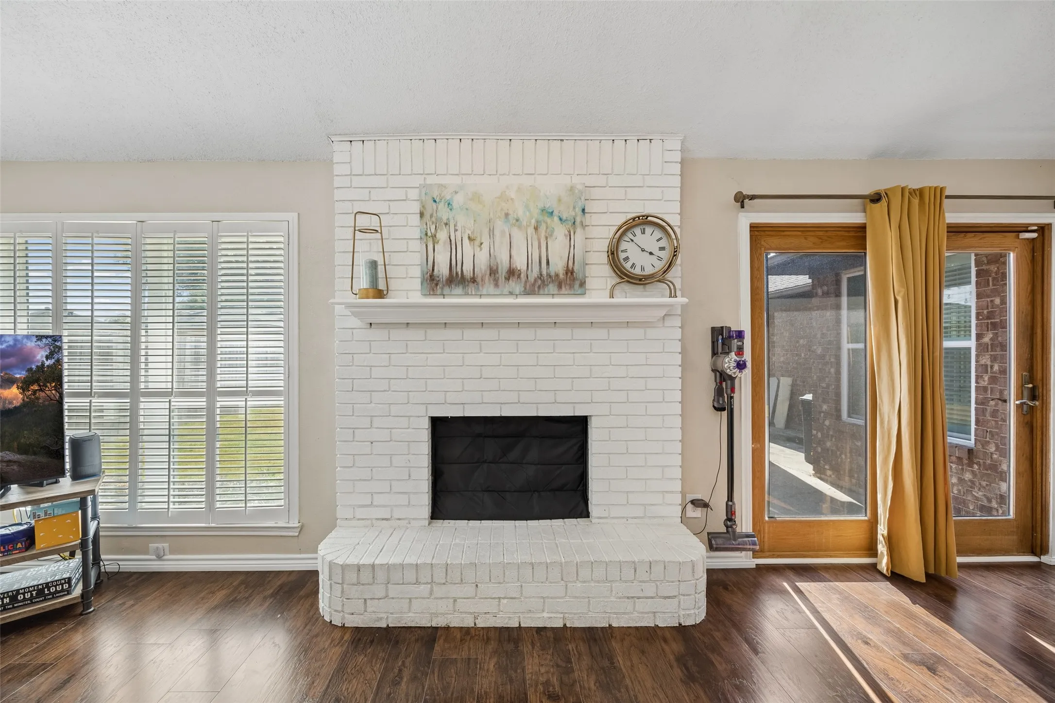 Single Family Residence For Sale in Dallas County , 626 Echo Drive, Garland, Texas 75040, 3 Bedroom, 2 Bathroom, 2 Garage spaces, 1,707 Sqft, built in 1986, mls#21380672, Real Estate Agent in Garland, Homes For Sale in Dallas county, Homes For Sale in Garland, Realtor in Garland Texas, Real Estate Brokerage Independent Realty Texas, Luminita Cordes Realtor
