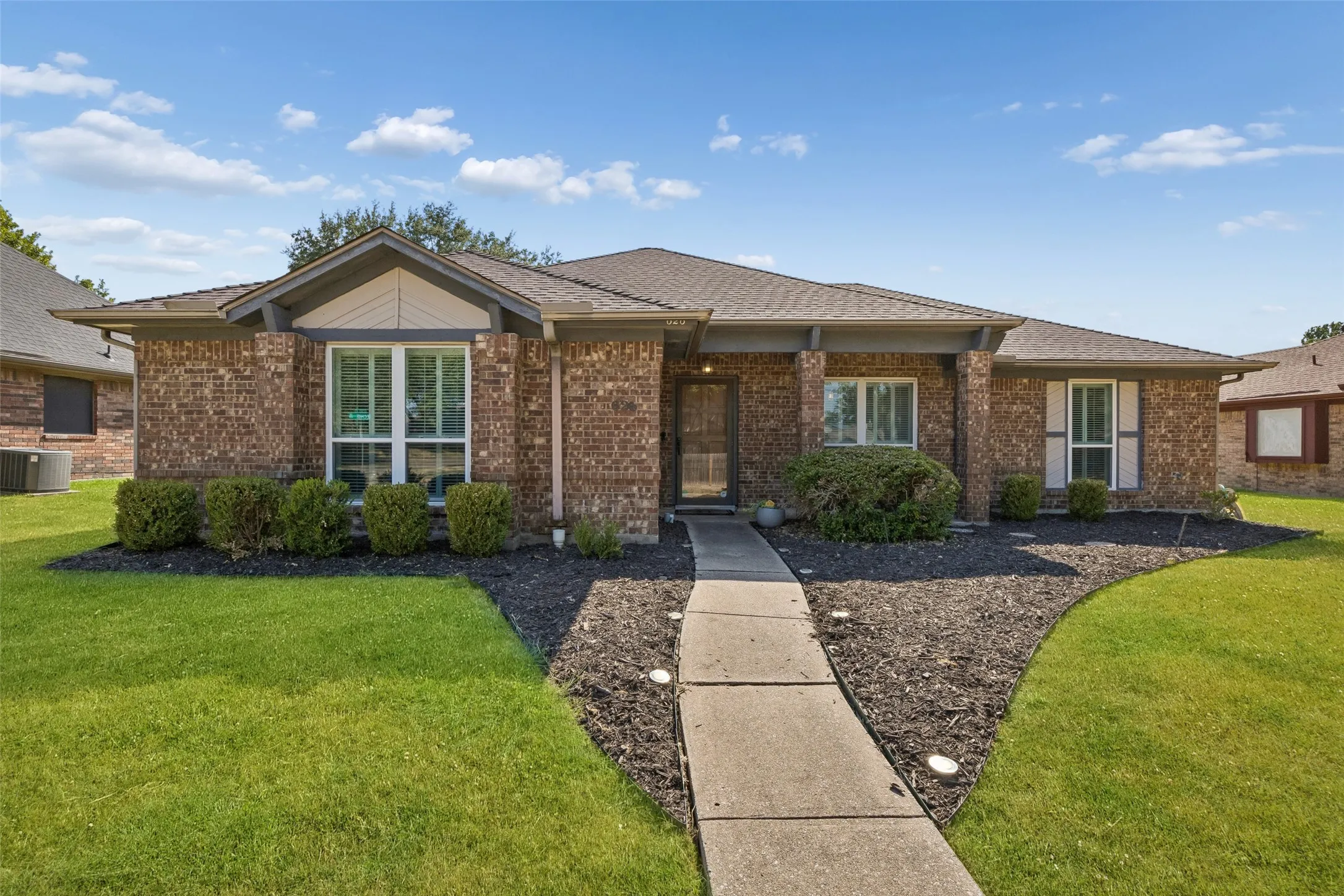 Single Family Residence For Sale in Dallas County , 626 Echo Drive, Garland, Texas 75040, 3 Bedroom, 2 Bathroom, 2 Garage spaces, 1,707 Sqft, built in 1986, mls#21380672, Real Estate Agent in Garland, Homes For Sale in Dallas county, Homes For Sale in Garland, Realtor in Garland Texas, Real Estate Brokerage Independent Realty Texas, Luminita Cordes Realtor