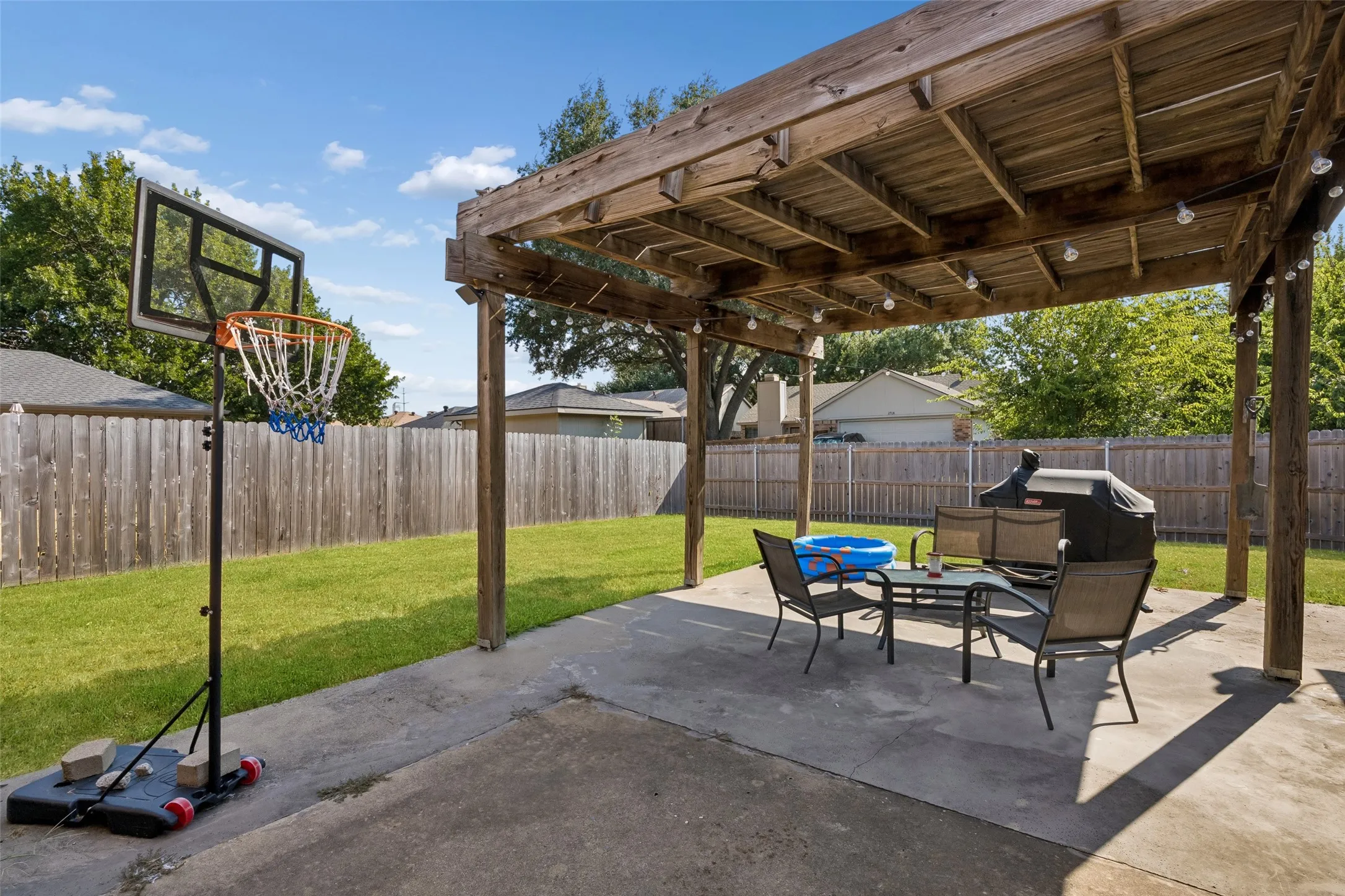 Single Family Residence For Sale in Dallas County , 626 Echo Drive, Garland, Texas 75040, 3 Bedroom, 2 Bathroom, 2 Garage spaces, 1,707 Sqft, built in 1986, mls#21380672, Real Estate Agent in Garland, Homes For Sale in Dallas county, Homes For Sale in Garland, Realtor in Garland Texas, Real Estate Brokerage Independent Realty Texas, Luminita Cordes Realtor