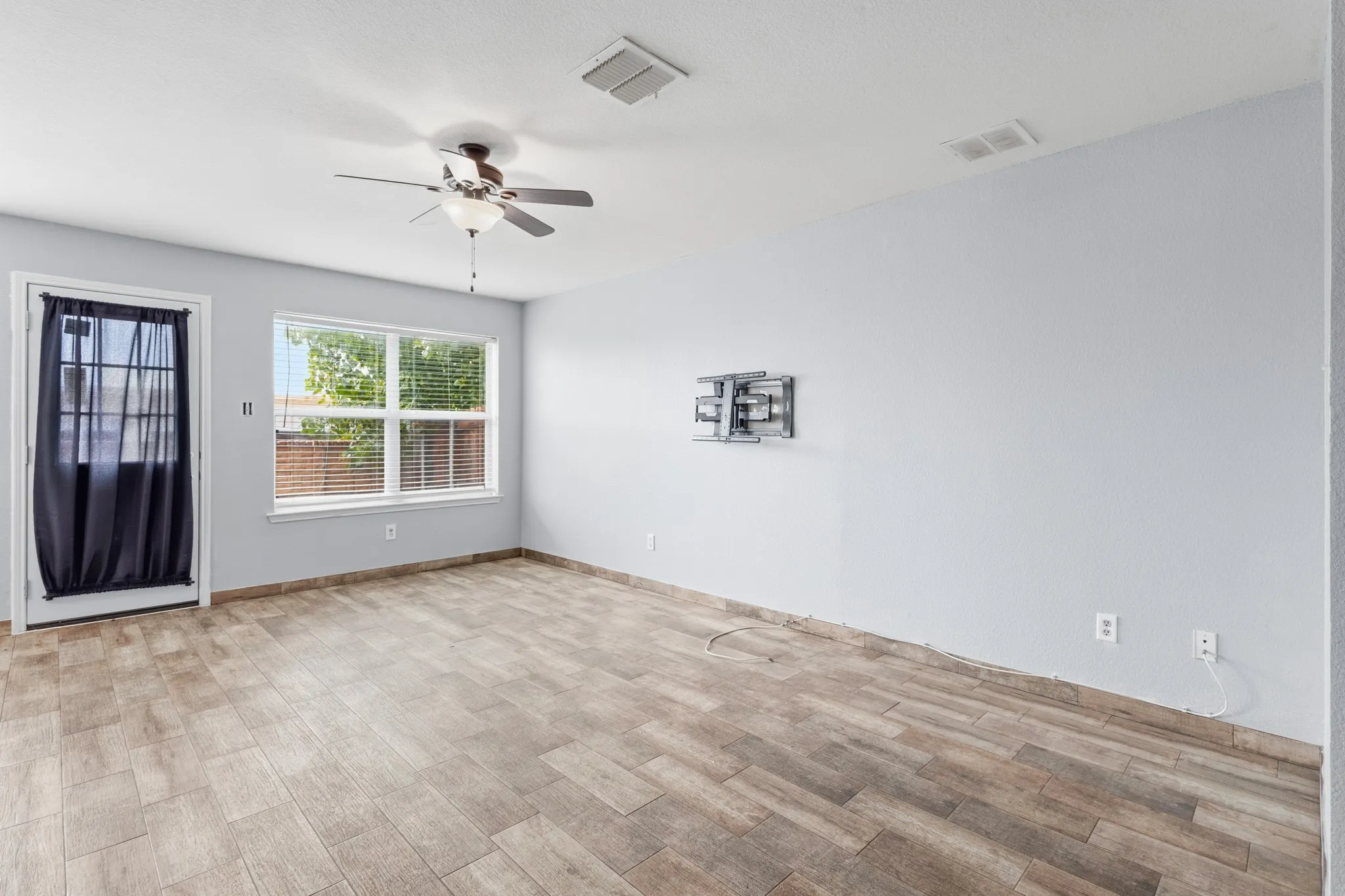 Townhouse For Rent in Tarrant County , 2322 Kingsway Drive, Arlington, Texas 76012, 3 Bedroom, 3 Bathroom, 1 Garage spaces, 1,349 Sqft, built in 2006, mls#21380677, Real Estate Agent in Arlington, Homes For Rent in Tarrant county, Homes For Rent in Arlington, Realtor in Arlington Texas, Real Estate Brokerage Independent Realty Texas, Luminita Cordes Realtor