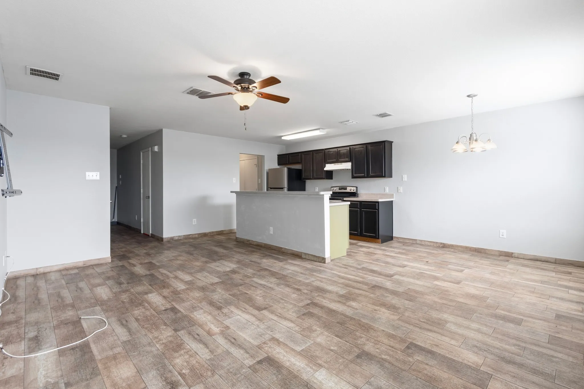 Townhouse For Rent in Tarrant County , 2322 Kingsway Drive, Arlington, Texas 76012, 3 Bedroom, 3 Bathroom, 1 Garage spaces, 1,349 Sqft, built in 2006, mls#21380677, Real Estate Agent in Arlington, Homes For Rent in Tarrant county, Homes For Rent in Arlington, Realtor in Arlington Texas, Real Estate Brokerage Independent Realty Texas, Luminita Cordes Realtor