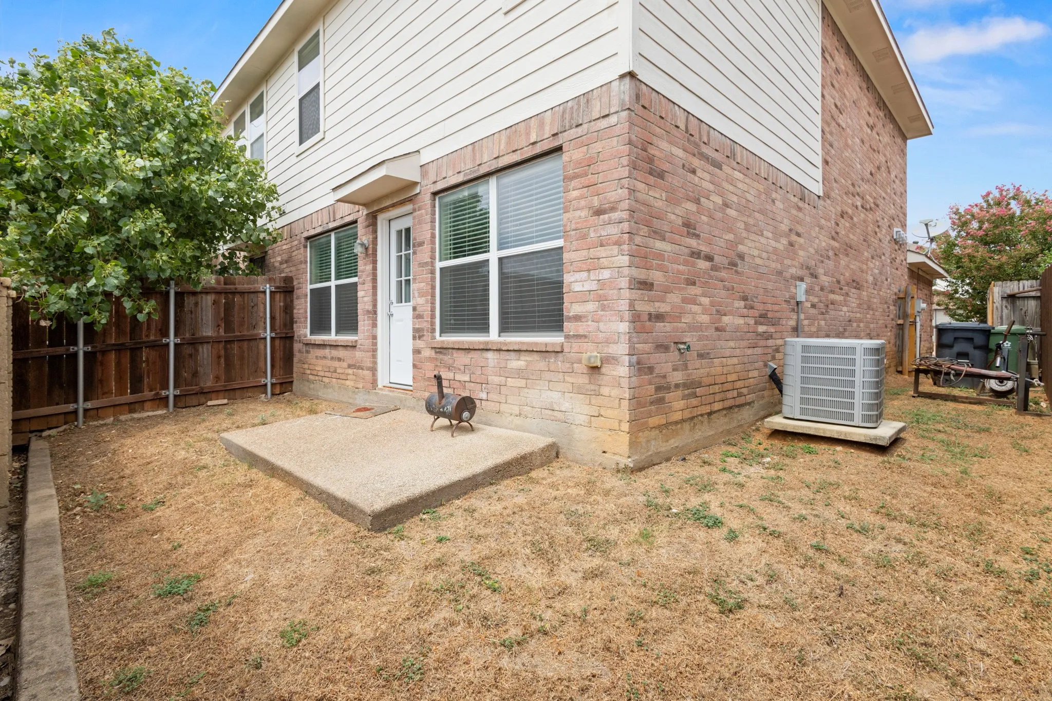 Townhouse For Rent in Tarrant County , 2322 Kingsway Drive, Arlington, Texas 76012, 3 Bedroom, 3 Bathroom, 1 Garage spaces, 1,349 Sqft, built in 2006, mls#21380677, Real Estate Agent in Arlington, Homes For Rent in Tarrant county, Homes For Rent in Arlington, Realtor in Arlington Texas, Real Estate Brokerage Independent Realty Texas, Luminita Cordes Realtor
