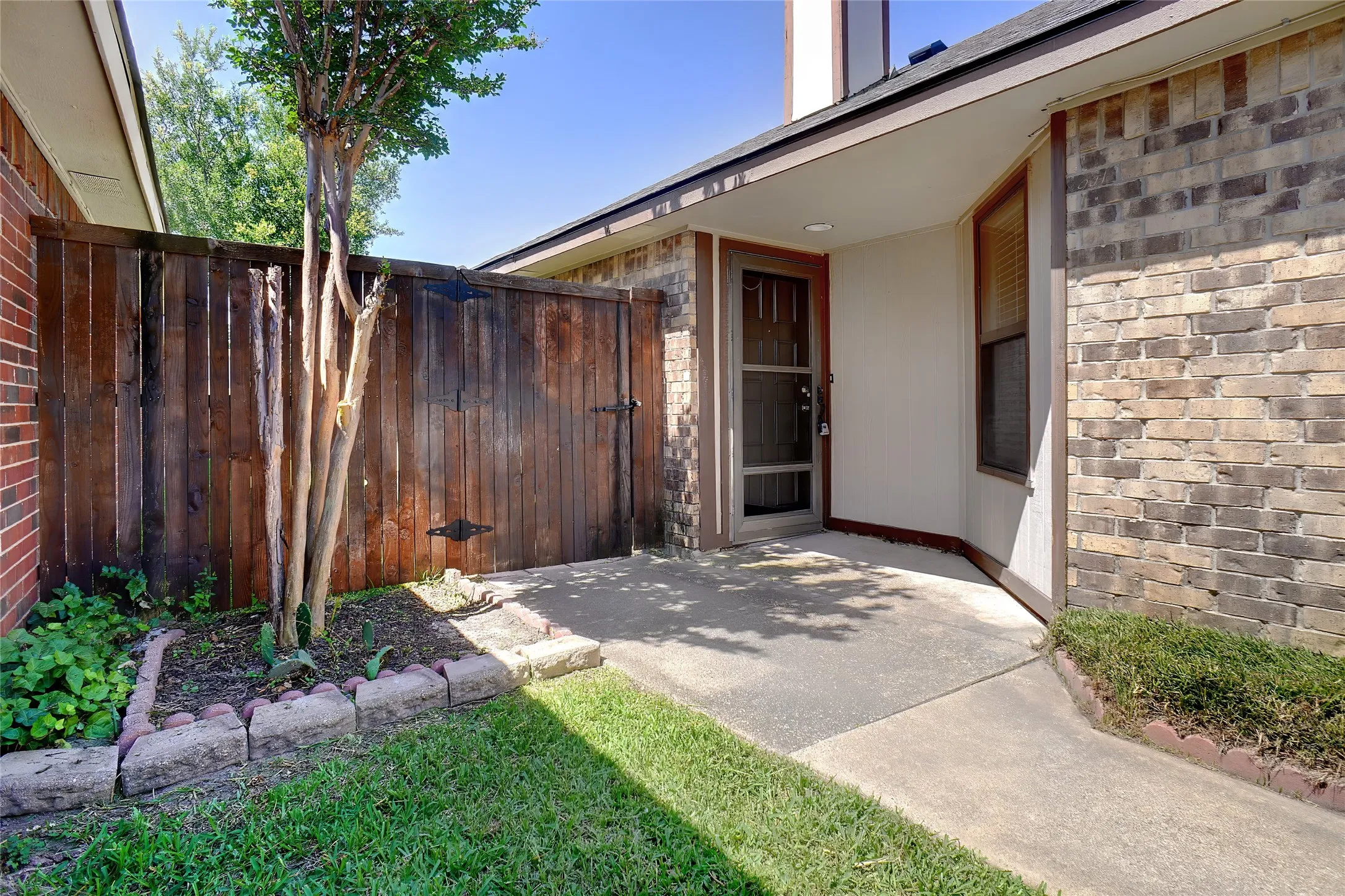 Single Family Residence For Rent in Dallas County , 1426 Windmill Lane, Mesquite, Texas 75149, 2 Bedroom, 2 Bathroom, 2 Garage spaces, 1,108 Sqft, built in 1986, mls#21362809, Real Estate Agent in Mesquite, Homes For Rent in Dallas county, Homes For Rent in Mesquite, Realtor in Mesquite Texas, Real Estate Brokerage Independent Realty Texas, Luminita Cordes Realtor