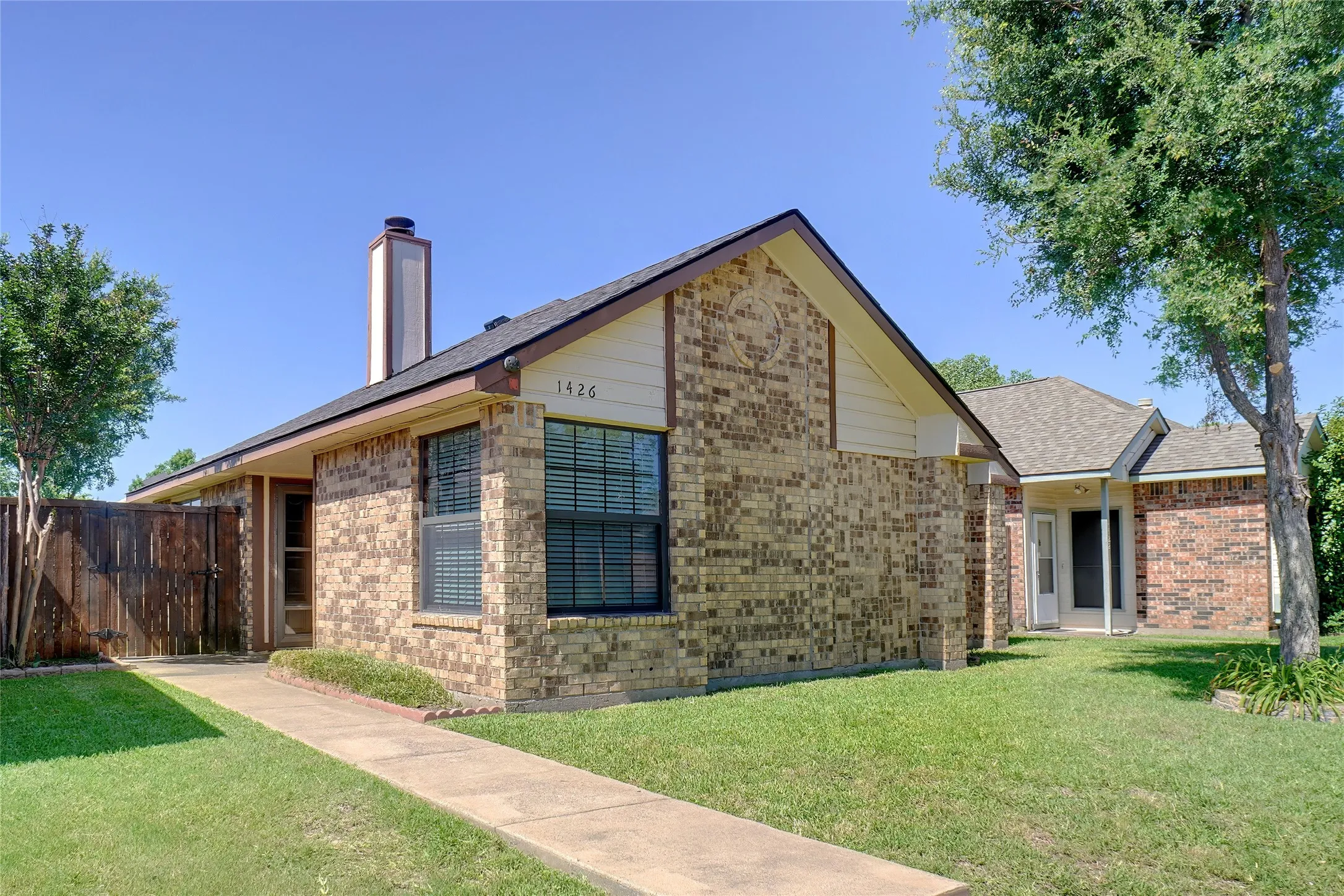 Single Family Residence For Rent in Dallas County , 1426 Windmill Lane, Mesquite, Texas 75149, 2 Bedroom, 2 Bathroom, 2 Garage spaces, 1,108 Sqft, built in 1986, mls#21362809, Real Estate Agent in Mesquite, Homes For Rent in Dallas county, Homes For Rent in Mesquite, Realtor in Mesquite Texas, Real Estate Brokerage Independent Realty Texas, Luminita Cordes Realtor