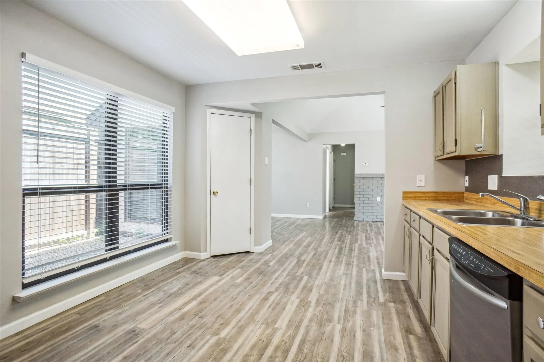 Single Family Residence For Rent in Dallas County , 1426 Windmill Lane, Mesquite, Texas 75149, 2 Bedroom, 2 Bathroom, 2 Garage spaces, 1,108 Sqft, built in 1986, mls#21362809, Real Estate Agent in Mesquite, Homes For Rent in Dallas county, Homes For Rent in Mesquite, Realtor in Mesquite Texas, Real Estate Brokerage Independent Realty Texas, Luminita Cordes Realtor