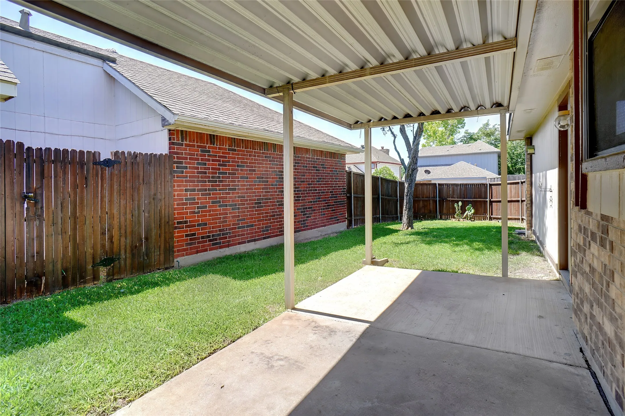 Single Family Residence For Rent in Dallas County , 1426 Windmill Lane, Mesquite, Texas 75149, 2 Bedroom, 2 Bathroom, 2 Garage spaces, 1,108 Sqft, built in 1986, mls#21362809, Real Estate Agent in Mesquite, Homes For Rent in Dallas county, Homes For Rent in Mesquite, Realtor in Mesquite Texas, Real Estate Brokerage Independent Realty Texas, Luminita Cordes Realtor