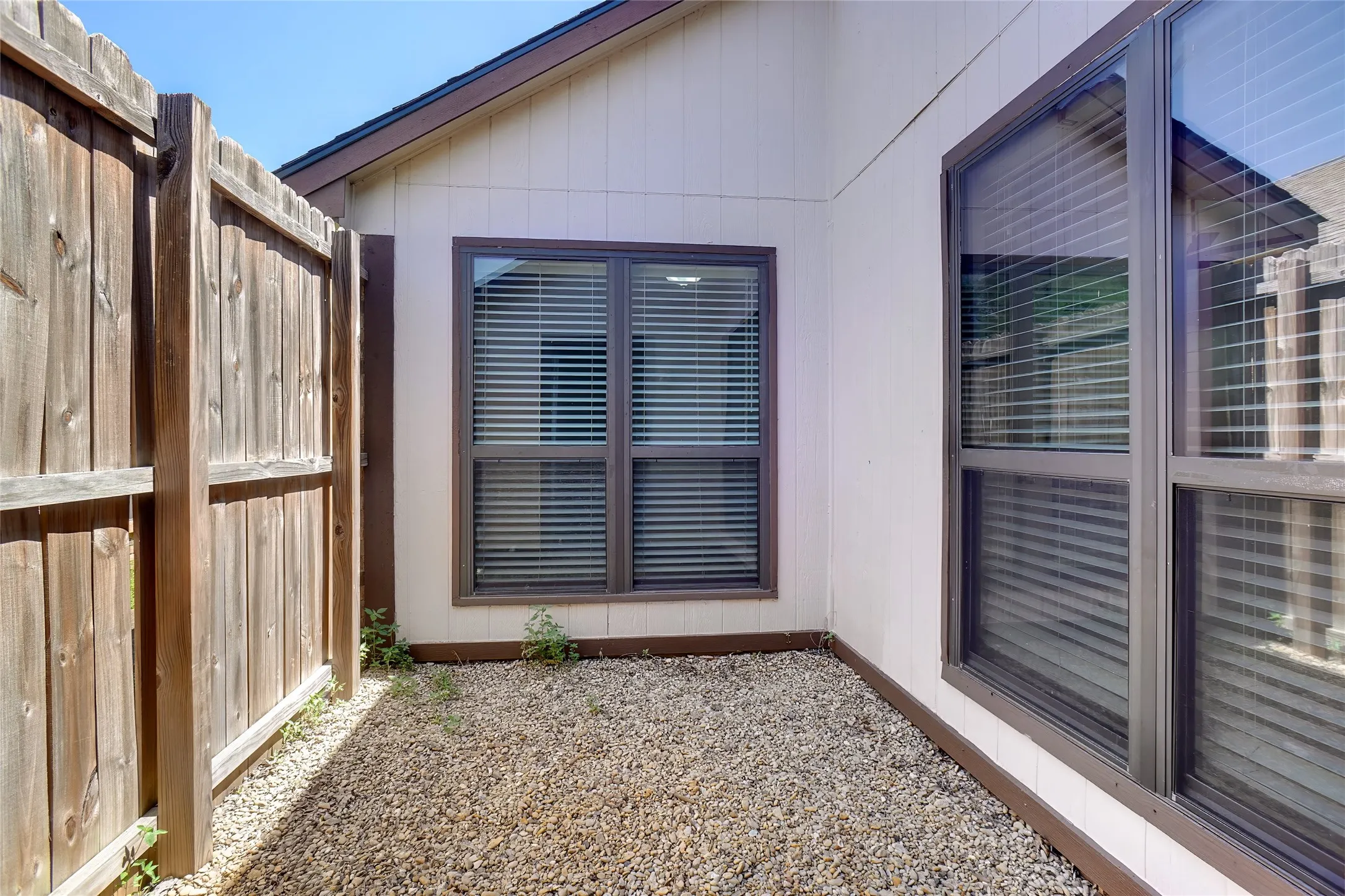 Single Family Residence For Rent in Dallas County , 1426 Windmill Lane, Mesquite, Texas 75149, 2 Bedroom, 2 Bathroom, 2 Garage spaces, 1,108 Sqft, built in 1986, mls#21362809, Real Estate Agent in Mesquite, Homes For Rent in Dallas county, Homes For Rent in Mesquite, Realtor in Mesquite Texas, Real Estate Brokerage Independent Realty Texas, Luminita Cordes Realtor