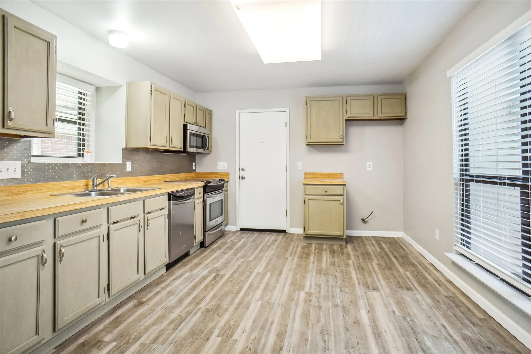 Single Family Residence For Rent in Dallas County , 1426 Windmill Lane, Mesquite, Texas 75149, 2 Bedroom, 2 Bathroom, 2 Garage spaces, 1,108 Sqft, built in 1986, mls#21362809, Real Estate Agent in Mesquite, Homes For Rent in Dallas county, Homes For Rent in Mesquite, Realtor in Mesquite Texas, Real Estate Brokerage Independent Realty Texas, Luminita Cordes Realtor