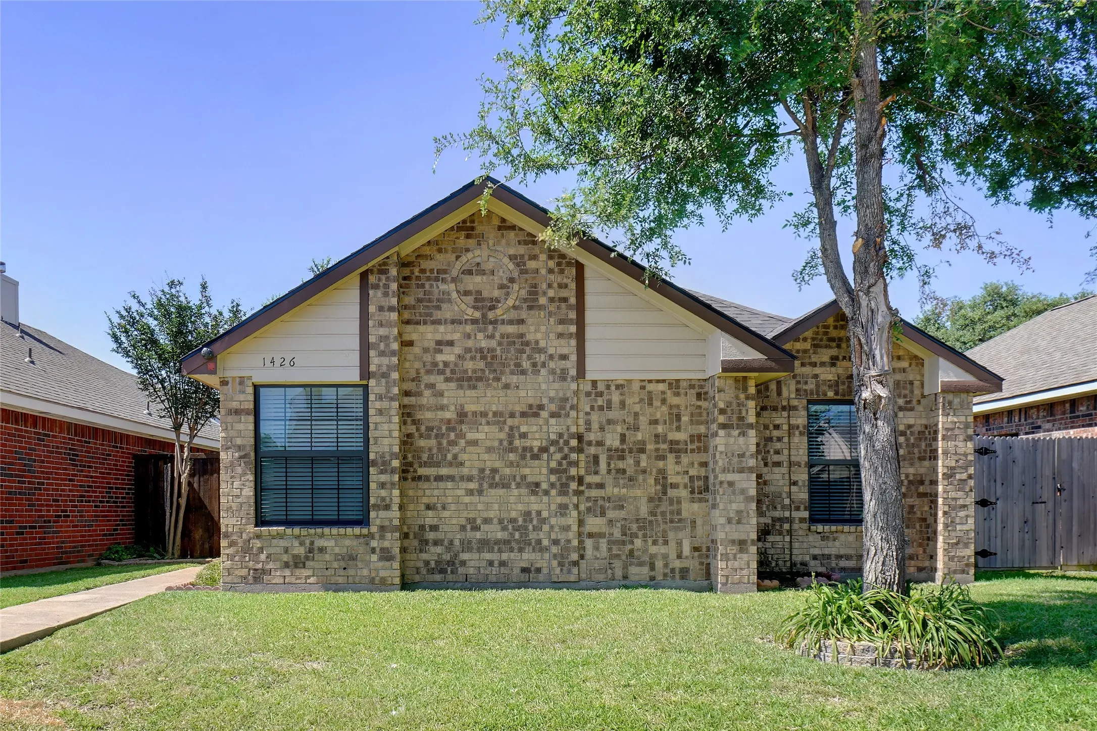 Single Family Residence For Rent in Dallas County , 1426 Windmill Lane, Mesquite, Texas 75149, 2 Bedroom, 2 Bathroom, 2 Garage spaces, 1,108 Sqft, built in 1986, mls#21362809, Real Estate Agent in Mesquite, Homes For Rent in Dallas county, Homes For Rent in Mesquite, Realtor in Mesquite Texas, Real Estate Brokerage Independent Realty Texas, Luminita Cordes Realtor