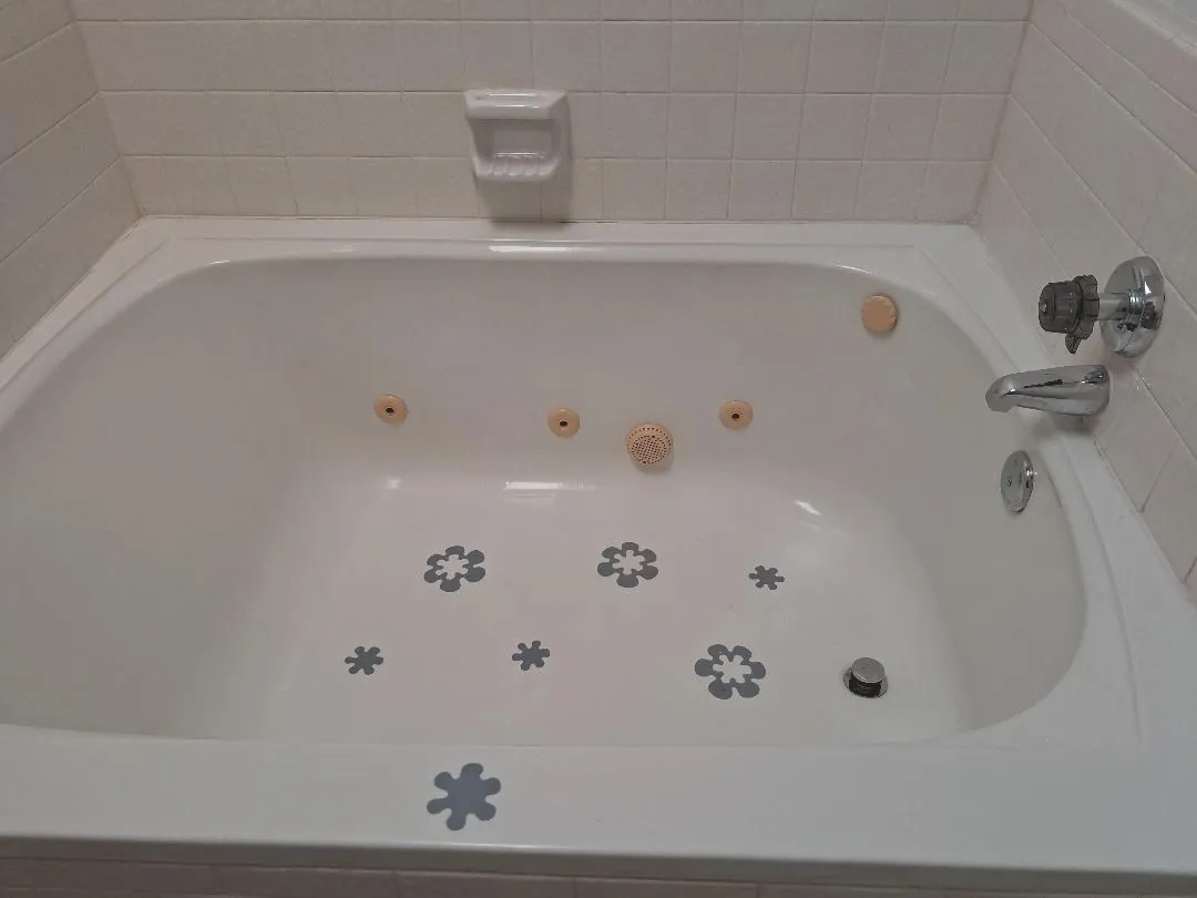 JACUZZI TUB TO RELAX AND UNWIND