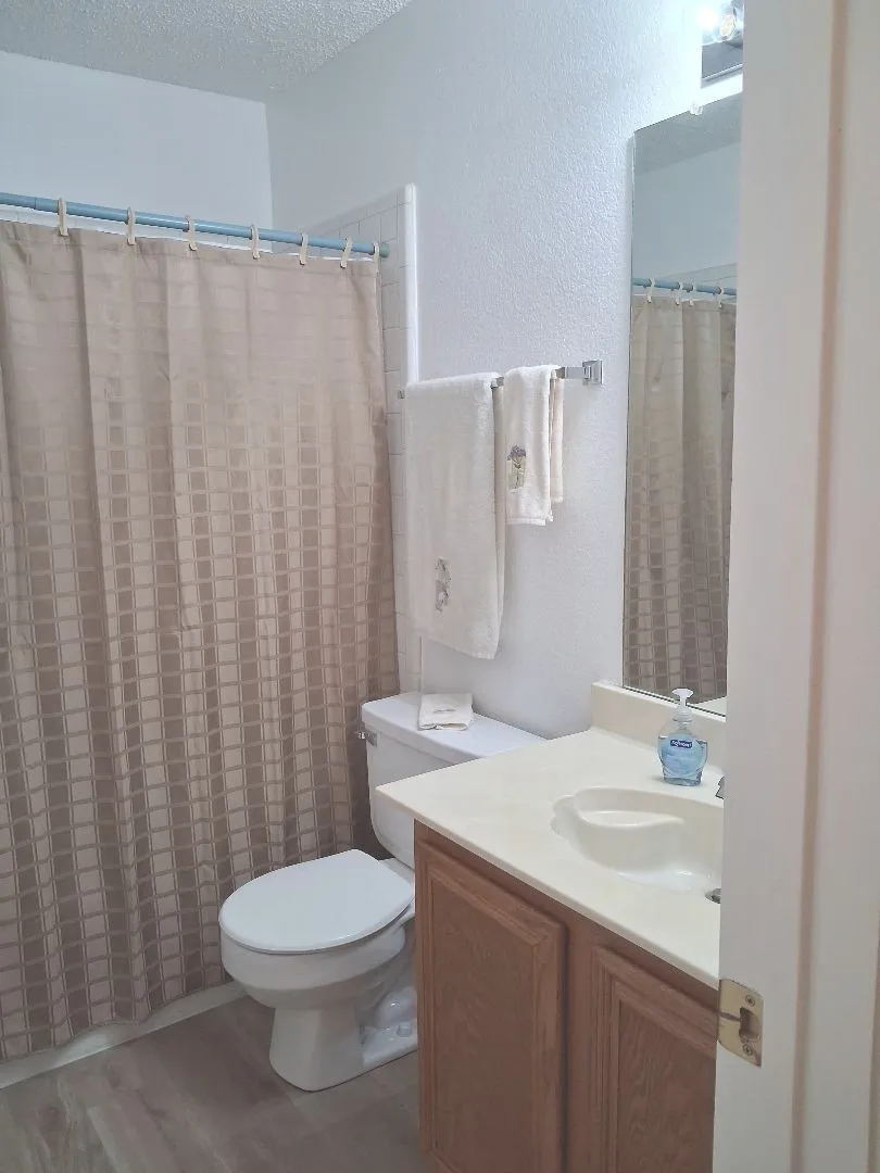 HALLWAY BATHROOM
WITH TUB & SHOWER