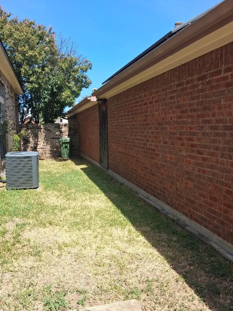 GARDEN OR ZERO LOT YARD DOES HAVE GRASS FOR YOUR PET