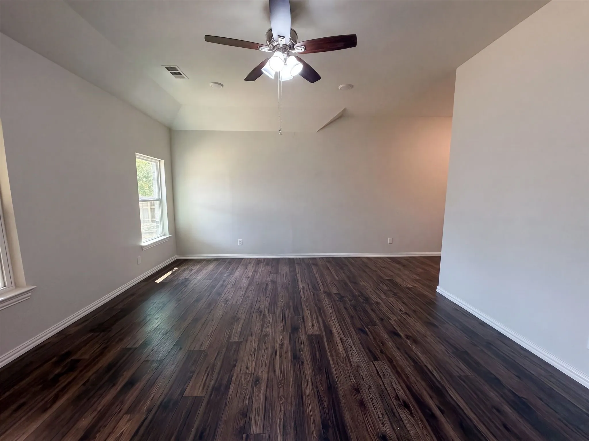 Single Family Residence For Sale in Ellis County , 301 E Jefferson Street, Palmer, Texas 75152, 4 Bedroom, 2 Bathroom, 2 Garage spaces, 1,758 Sqft, built in 2020, mls#21375237, Real Estate Agent in Palmer, Homes For Sale in Ellis county, Homes For Sale in Palmer, Realtor in Palmer Texas, Real Estate Brokerage Independent Realty Texas, Luminita Cordes Realtor