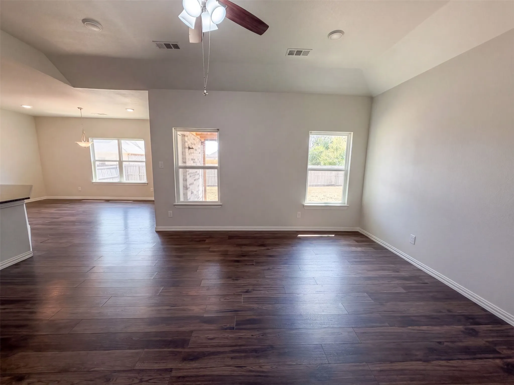 Single Family Residence For Sale in Ellis County , 301 E Jefferson Street, Palmer, Texas 75152, 4 Bedroom, 2 Bathroom, 2 Garage spaces, 1,758 Sqft, built in 2020, mls#21375237, Real Estate Agent in Palmer, Homes For Sale in Ellis county, Homes For Sale in Palmer, Realtor in Palmer Texas, Real Estate Brokerage Independent Realty Texas, Luminita Cordes Realtor