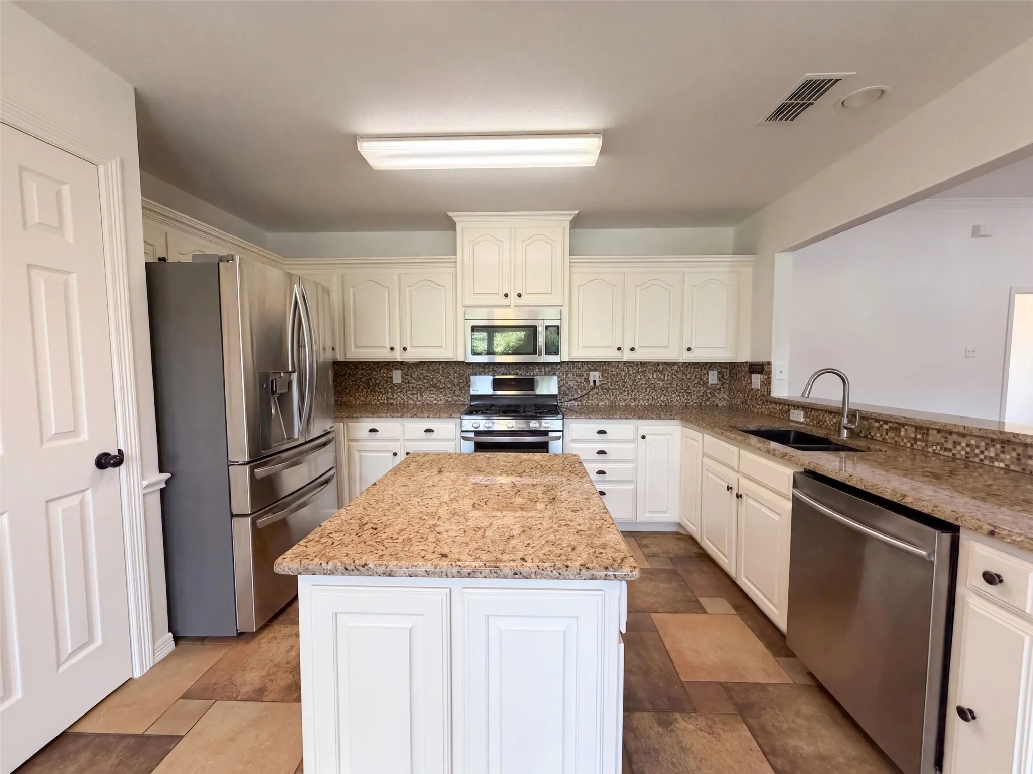 Single Family Residence For Sale in Ellis County , 1623 W Pleasant Drive, Midlothian, Texas 76065, 4 Bedroom, 2 Bathroom, 2 Garage spaces, 1,792 Sqft, built in 1996, mls#21378813, Real Estate Agent in Midlothian, Homes For Sale in Ellis county, Homes For Sale in Midlothian, Realtor in Midlothian Texas, Real Estate Brokerage Independent Realty Texas, Luminita Cordes Realtor