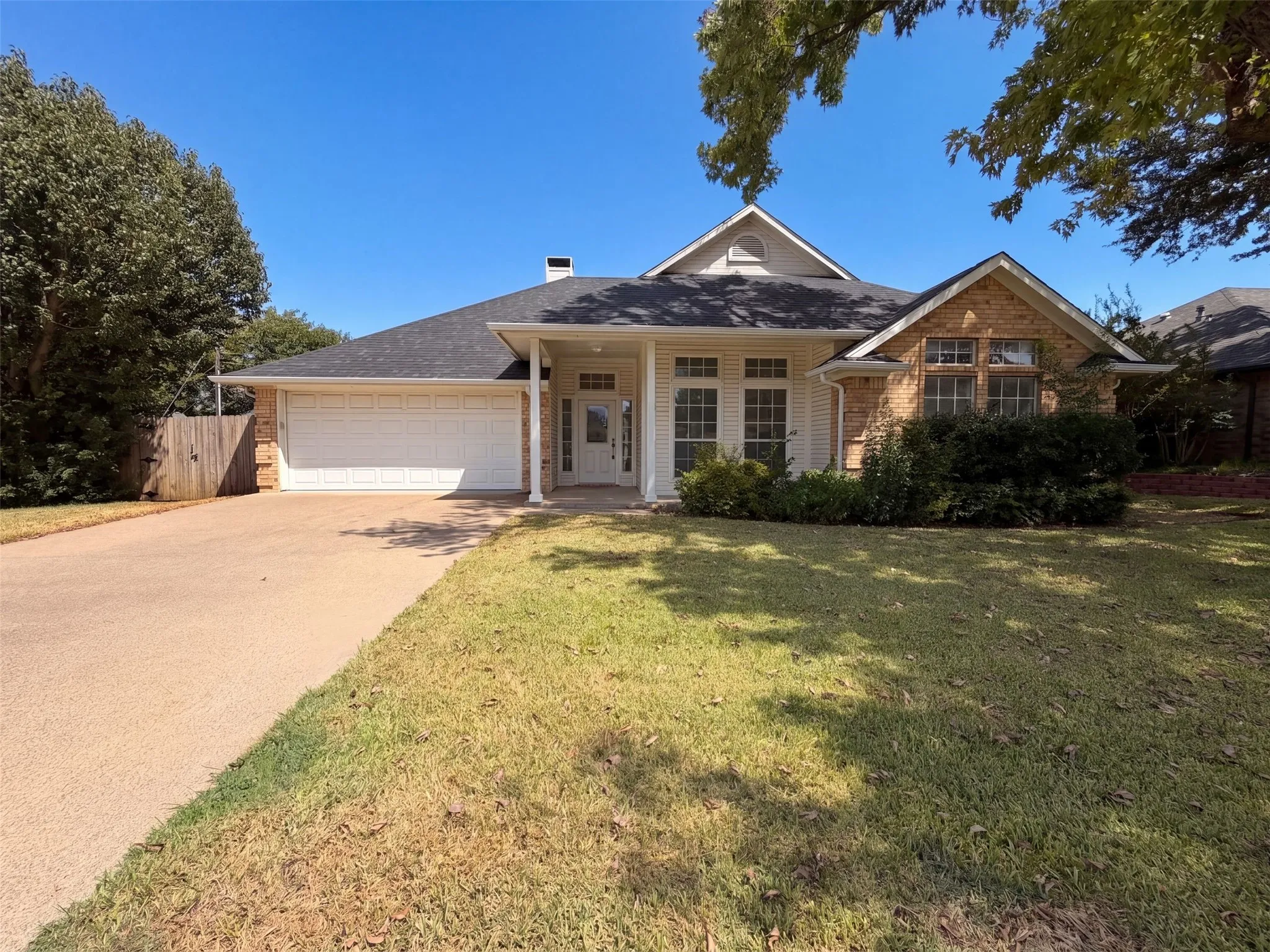 Single Family Residence For Sale in Ellis County , 1623 W Pleasant Drive, Midlothian, Texas 76065, 4 Bedroom, 2 Bathroom, 2 Garage spaces, 1,792 Sqft, built in 1996, mls#21378813, Real Estate Agent in Midlothian, Homes For Sale in Ellis county, Homes For Sale in Midlothian, Realtor in Midlothian Texas, Real Estate Brokerage Independent Realty Texas, Luminita Cordes Realtor