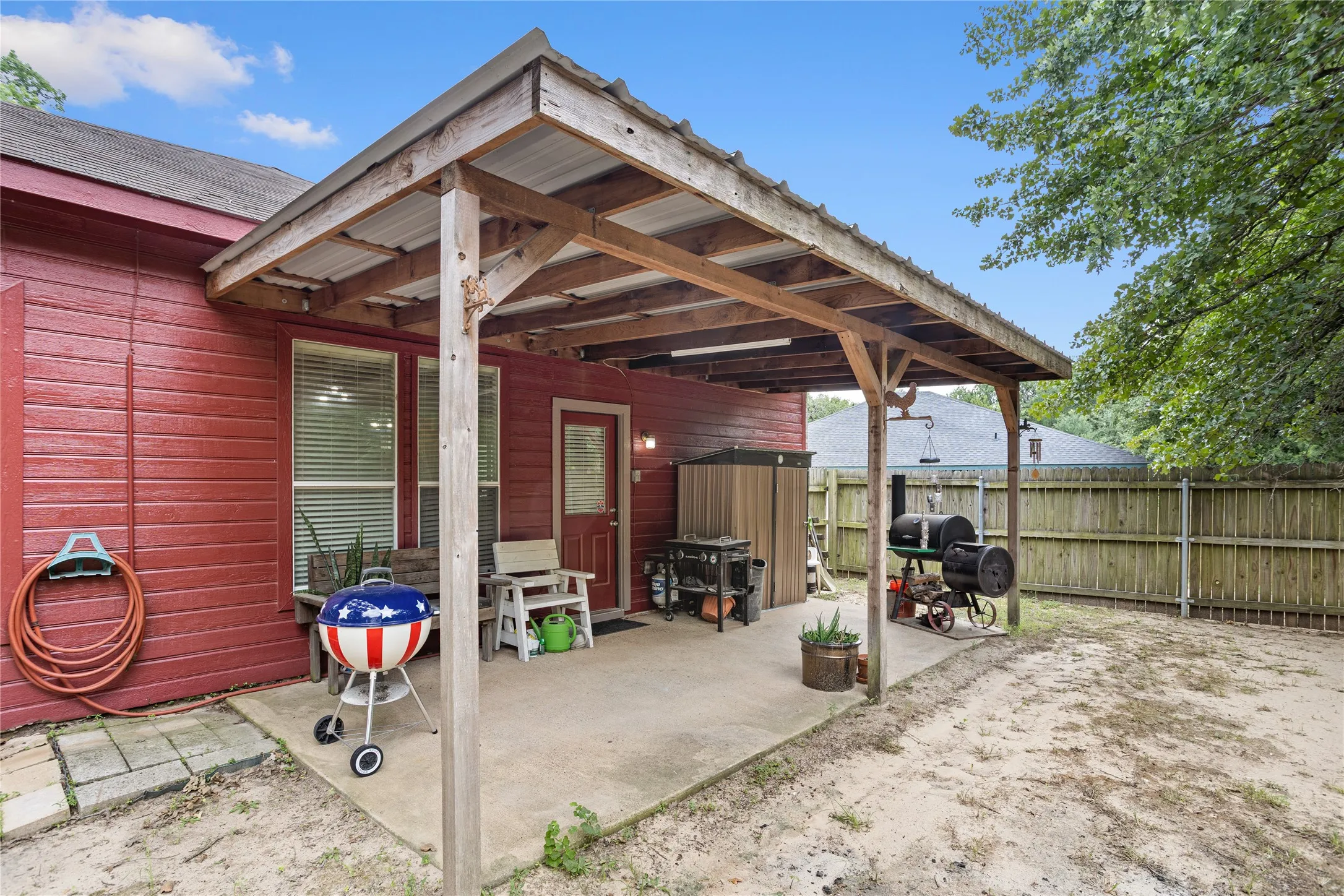 Single Family Residence For Sale in Dallas County , 2127 Coelum Court, Dallas, Texas 75253, 4 Bedroom, 2 Bathroom, 2 Garage spaces, 1,946 Sqft, built in 2004, mls#21380688, Real Estate Agent in Dallas, Homes For Sale in Dallas county, Homes For Sale in Dallas, Realtor in Dallas Texas, Real Estate Brokerage Independent Realty Texas, Luminita Cordes Realtor