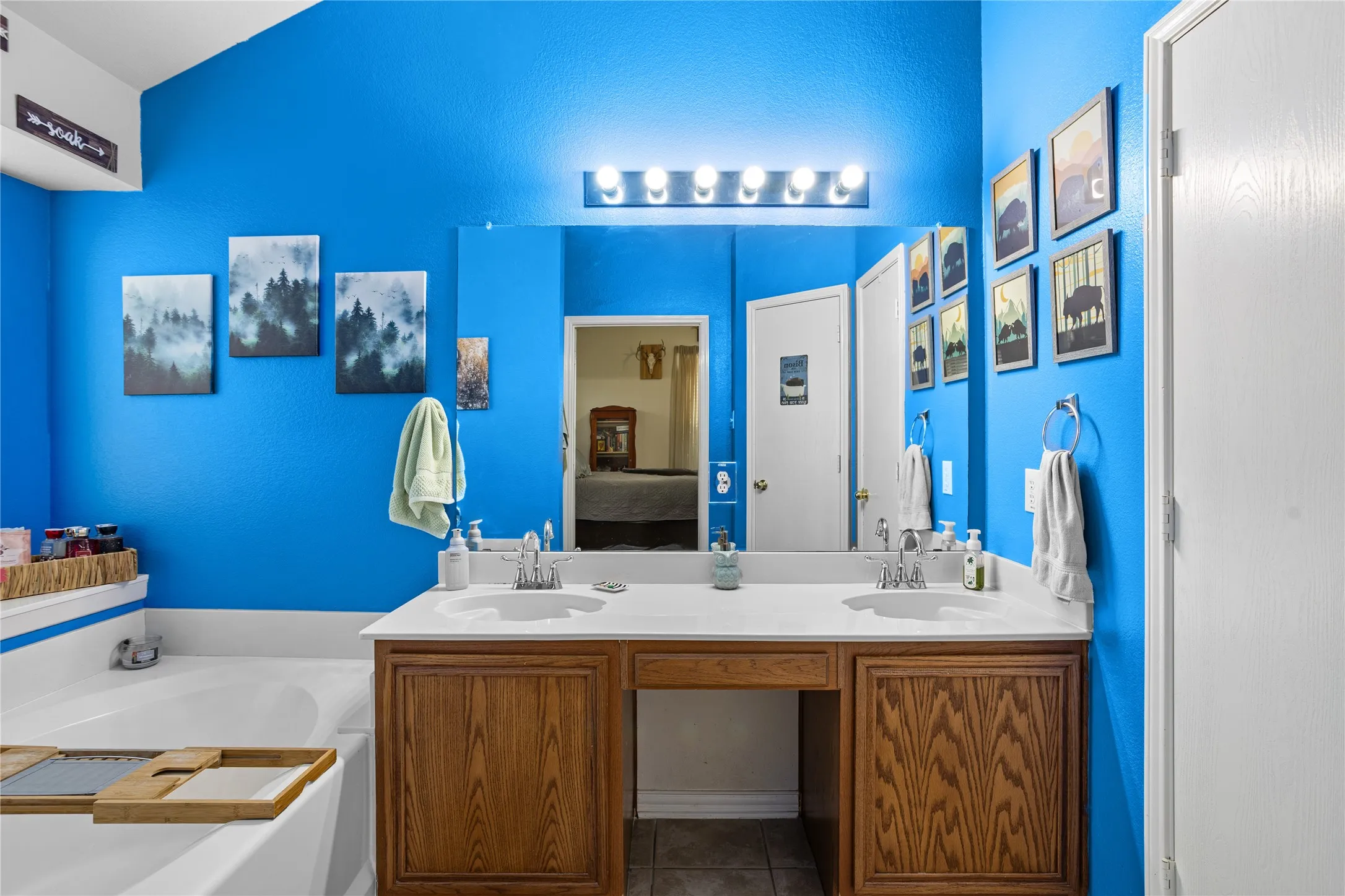 Double vanity with integrated sinks and a spacious mirror