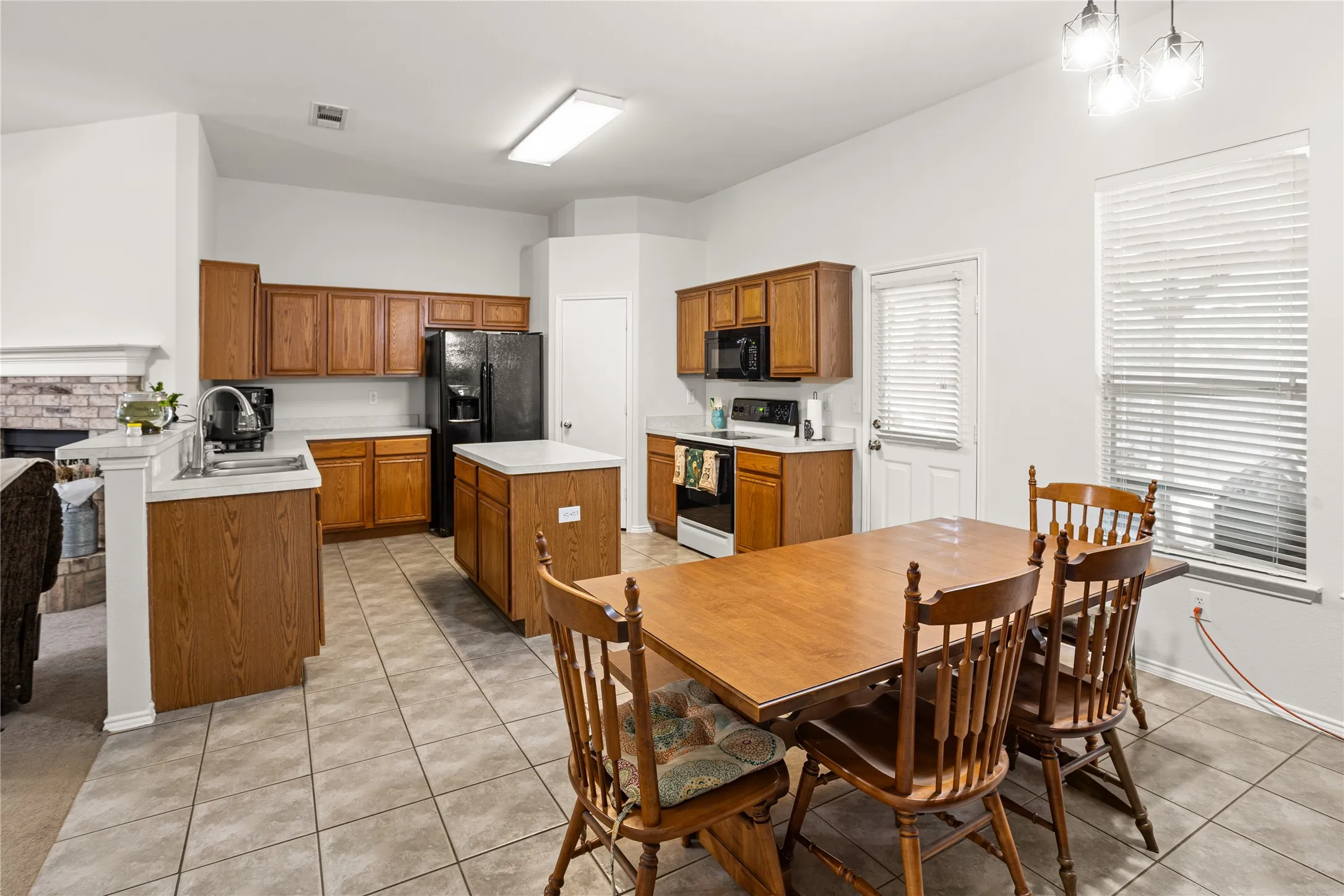 Single Family Residence For Sale in Dallas County , 2127 Coelum Court, Dallas, Texas 75253, 4 Bedroom, 2 Bathroom, 2 Garage spaces, 1,946 Sqft, built in 2004, mls#21380688, Real Estate Agent in Dallas, Homes For Sale in Dallas county, Homes For Sale in Dallas, Realtor in Dallas Texas, Real Estate Brokerage Independent Realty Texas, Luminita Cordes Realtor