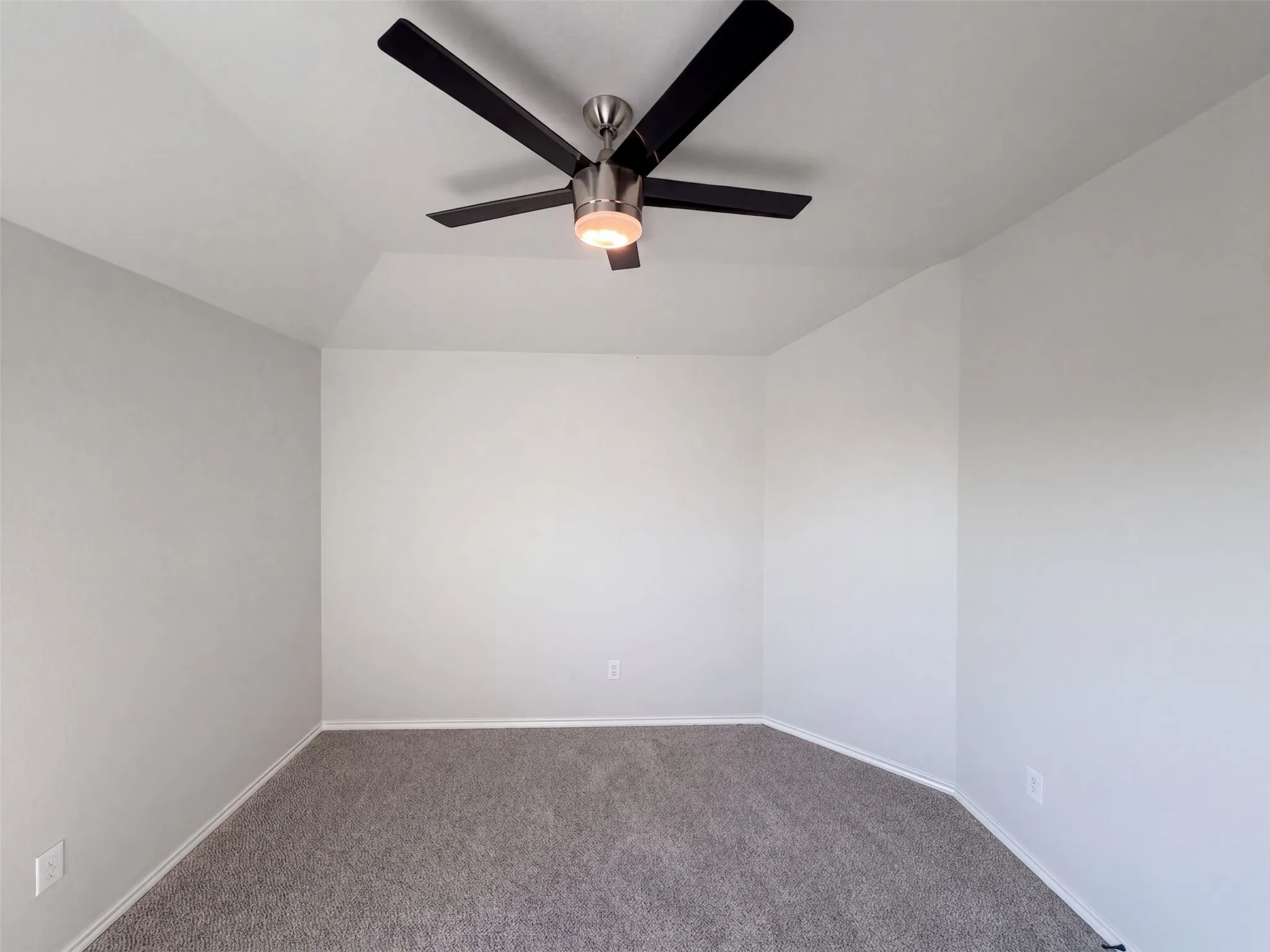 Single Family Residence For Sale in Parker County , 625 River Rock Drive, Azle, Texas 76020, 4 Bedroom, 4 Bathroom, 2 Garage spaces, 2,326 Sqft, built in 2016, mls#21377359, Real Estate Agent in Azle, Homes For Sale in Parker county, Homes For Sale in Azle, Realtor in Azle Texas, Real Estate Brokerage Independent Realty Texas, Luminita Cordes Realtor