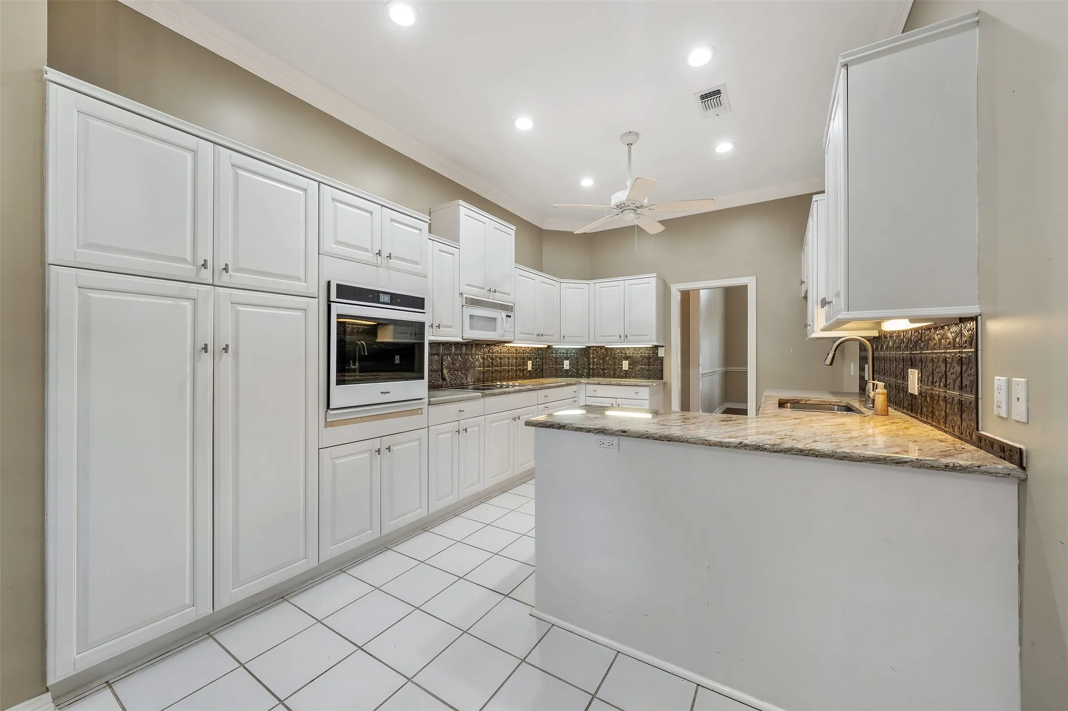 Single Family Residence For Sale in Smith County , 602 Paloma, Tyler, Texas 75703, 3 Bedroom, 2 Bathroom, 2 Garage spaces, 2,086 Sqft, built in 1995, mls#21380695, Real Estate Agent in Tyler, Homes For Sale in Smith county, Homes For Sale in Tyler, Realtor in Tyler Texas, Real Estate Brokerage Independent Realty Texas, Luminita Cordes Realtor