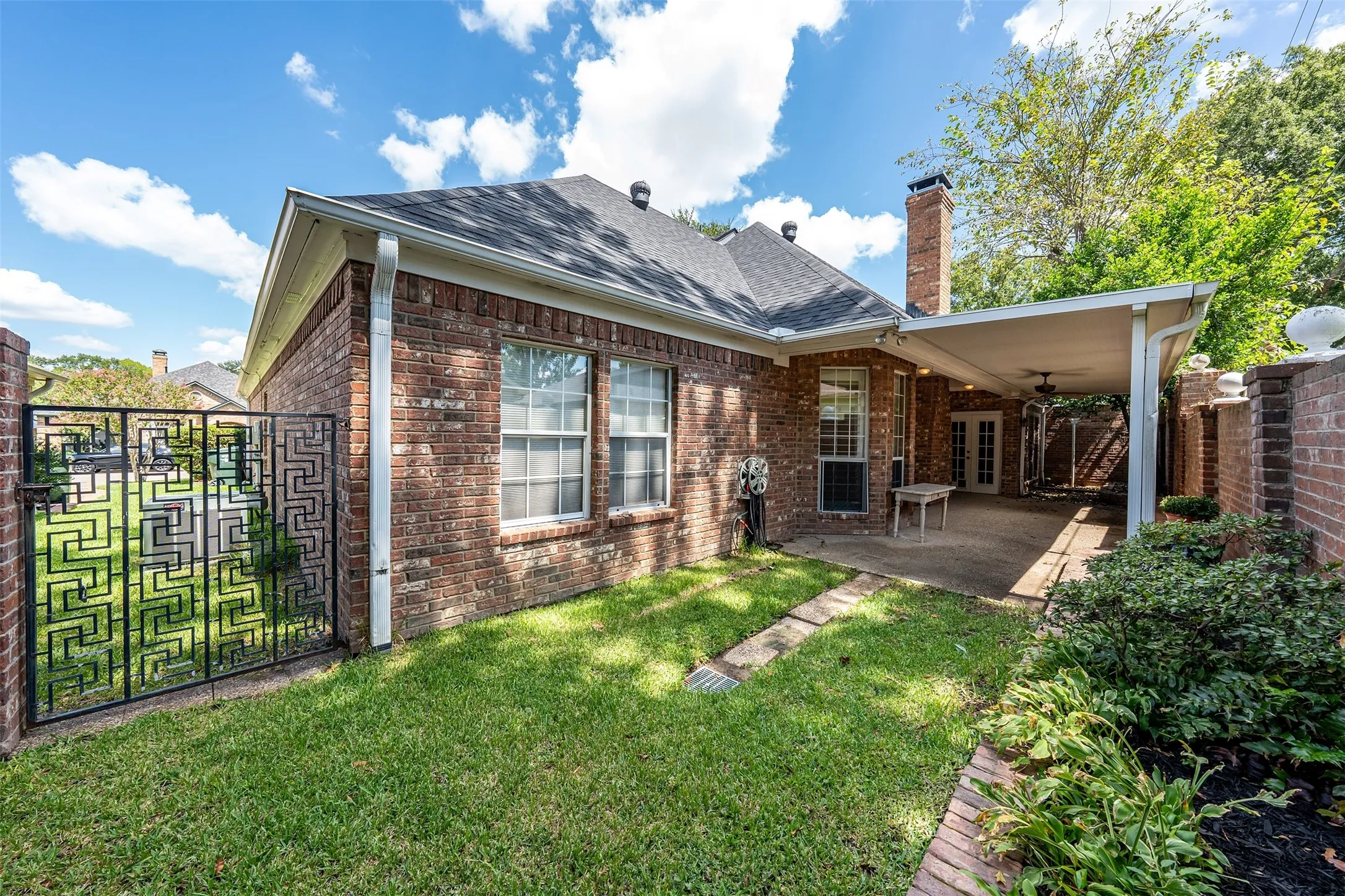 Single Family Residence For Sale in Smith County , 602 Paloma, Tyler, Texas 75703, 3 Bedroom, 2 Bathroom, 2 Garage spaces, 2,086 Sqft, built in 1995, mls#21380695, Real Estate Agent in Tyler, Homes For Sale in Smith county, Homes For Sale in Tyler, Realtor in Tyler Texas, Real Estate Brokerage Independent Realty Texas, Luminita Cordes Realtor