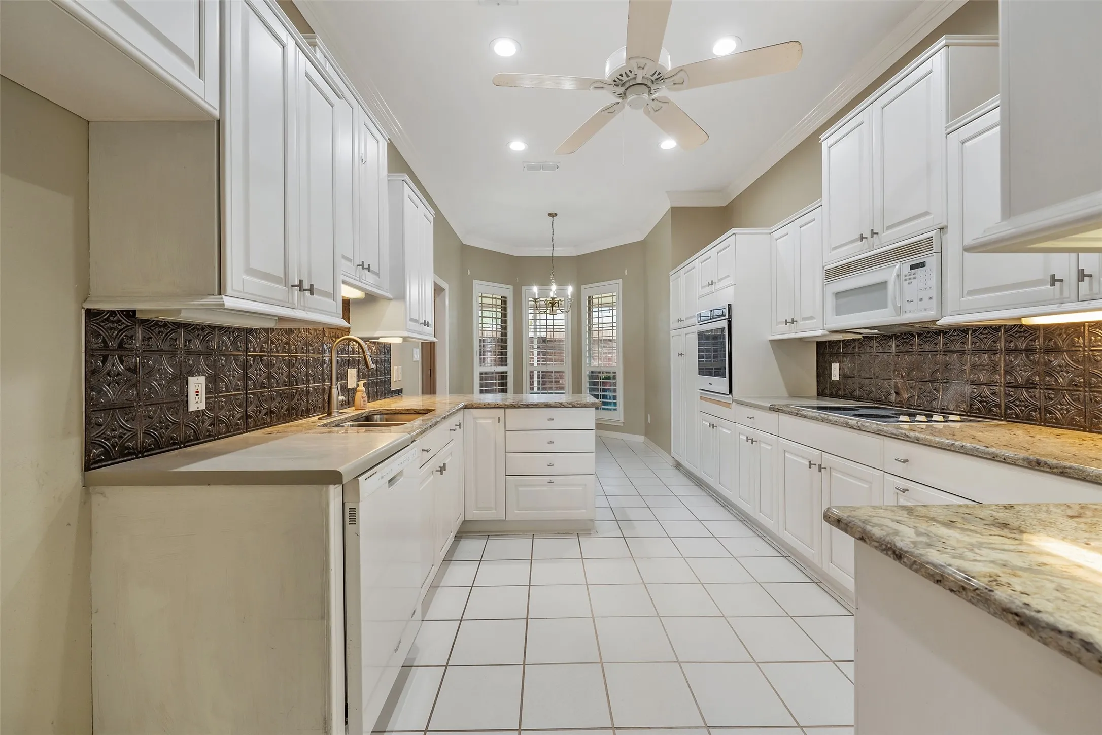 Single Family Residence For Sale in Smith County , 602 Paloma, Tyler, Texas 75703, 3 Bedroom, 2 Bathroom, 2 Garage spaces, 2,086 Sqft, built in 1995, mls#21380695, Real Estate Agent in Tyler, Homes For Sale in Smith county, Homes For Sale in Tyler, Realtor in Tyler Texas, Real Estate Brokerage Independent Realty Texas, Luminita Cordes Realtor