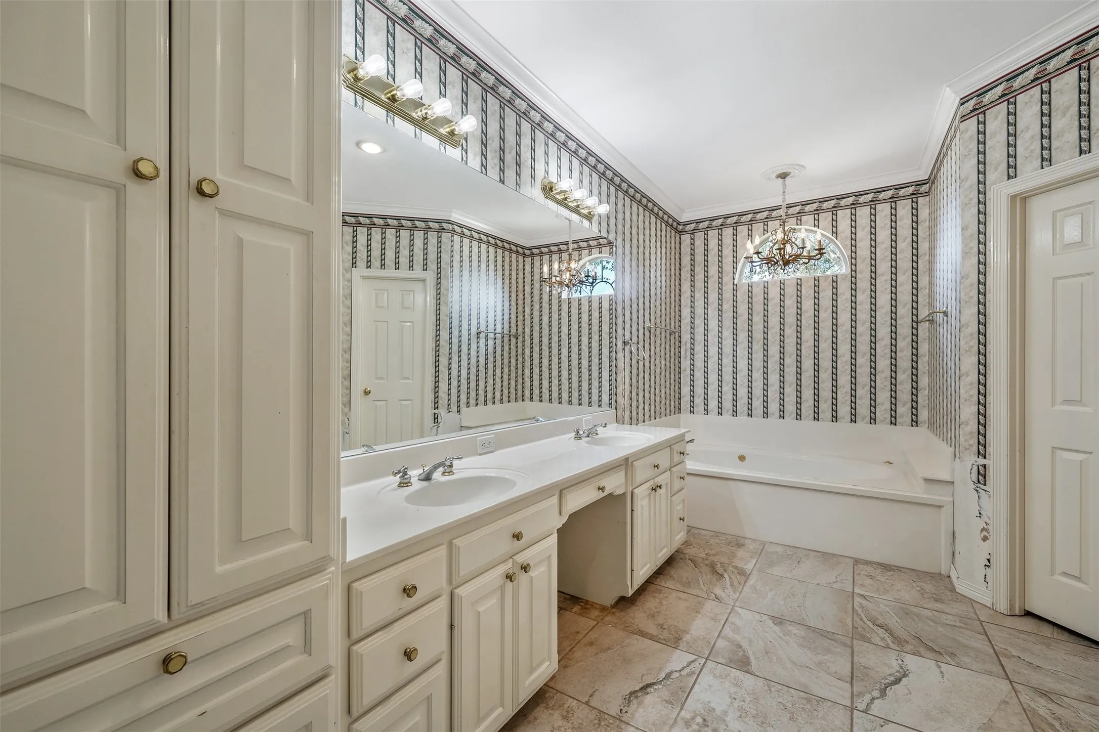 Single Family Residence For Sale in Smith County , 602 Paloma, Tyler, Texas 75703, 3 Bedroom, 2 Bathroom, 2 Garage spaces, 2,086 Sqft, built in 1995, mls#21380695, Real Estate Agent in Tyler, Homes For Sale in Smith county, Homes For Sale in Tyler, Realtor in Tyler Texas, Real Estate Brokerage Independent Realty Texas, Luminita Cordes Realtor