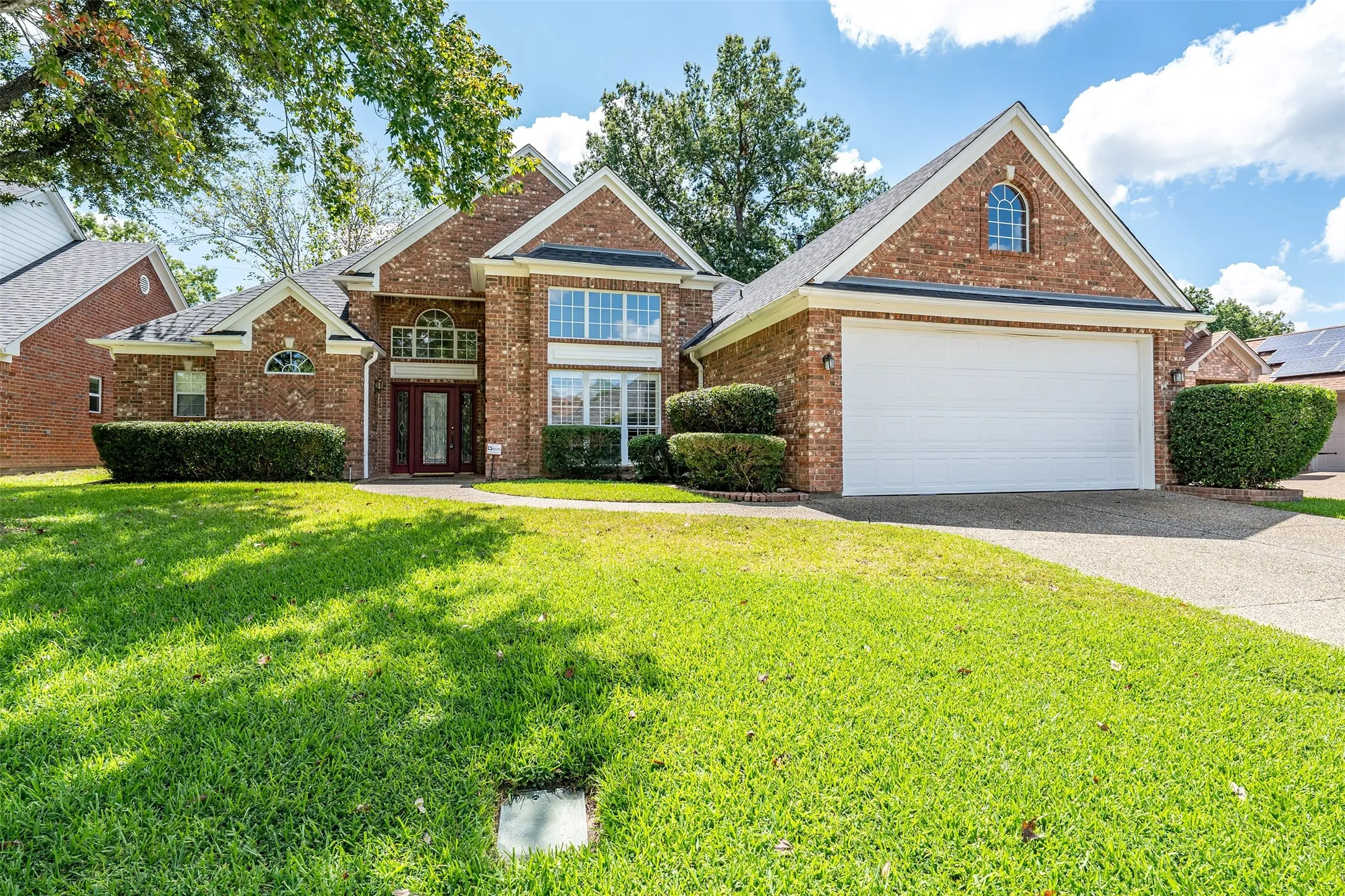 Single Family Residence For Sale in Smith County , 602 Paloma, Tyler, Texas 75703, 3 Bedroom, 2 Bathroom, 2 Garage spaces, 2,086 Sqft, built in 1995, mls#21380695, Real Estate Agent in Tyler, Homes For Sale in Smith county, Homes For Sale in Tyler, Realtor in Tyler Texas, Real Estate Brokerage Independent Realty Texas, Luminita Cordes Realtor